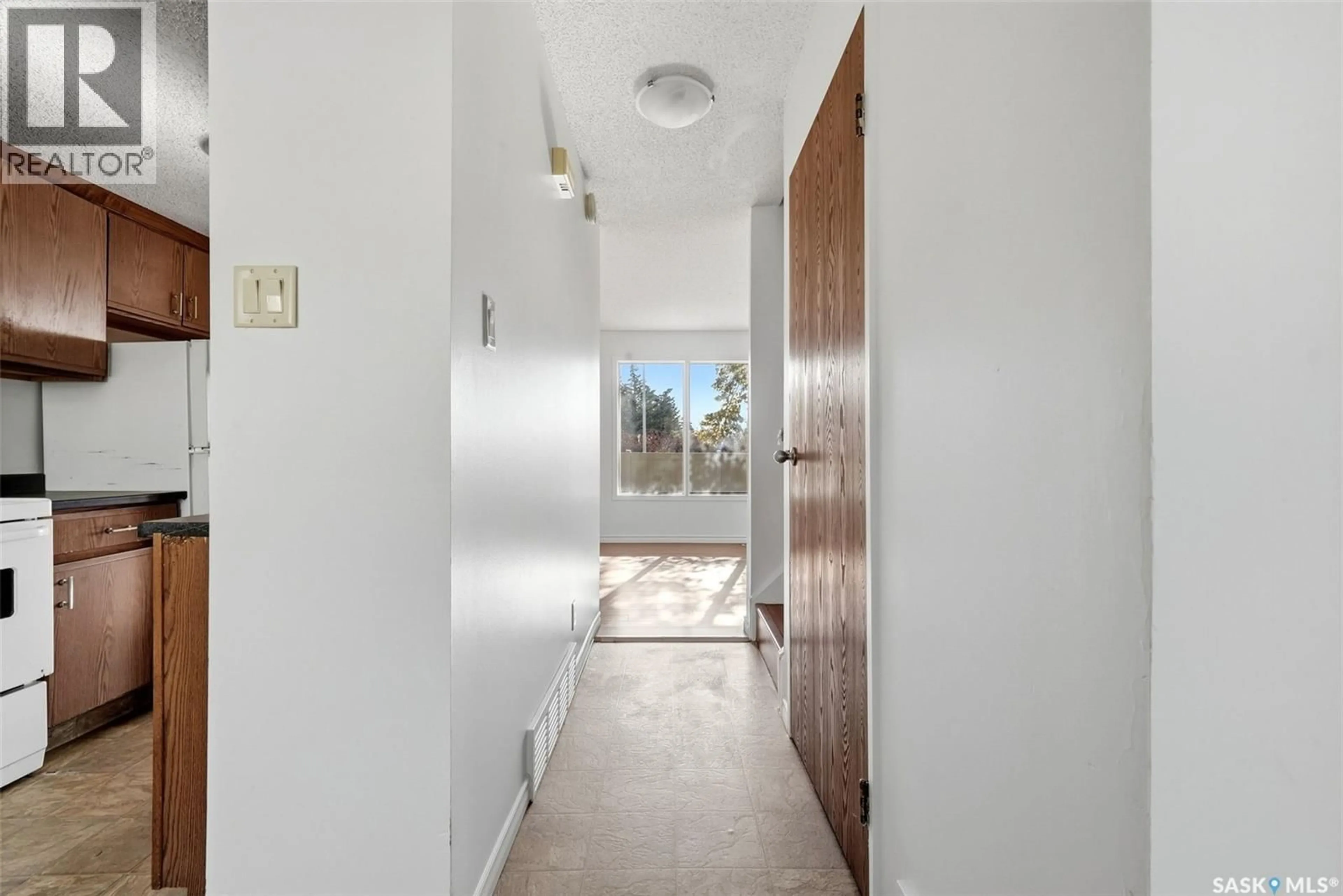 Indoor foyer for 3804 CASTLE ROAD, Regina Saskatchewan S4S6M7