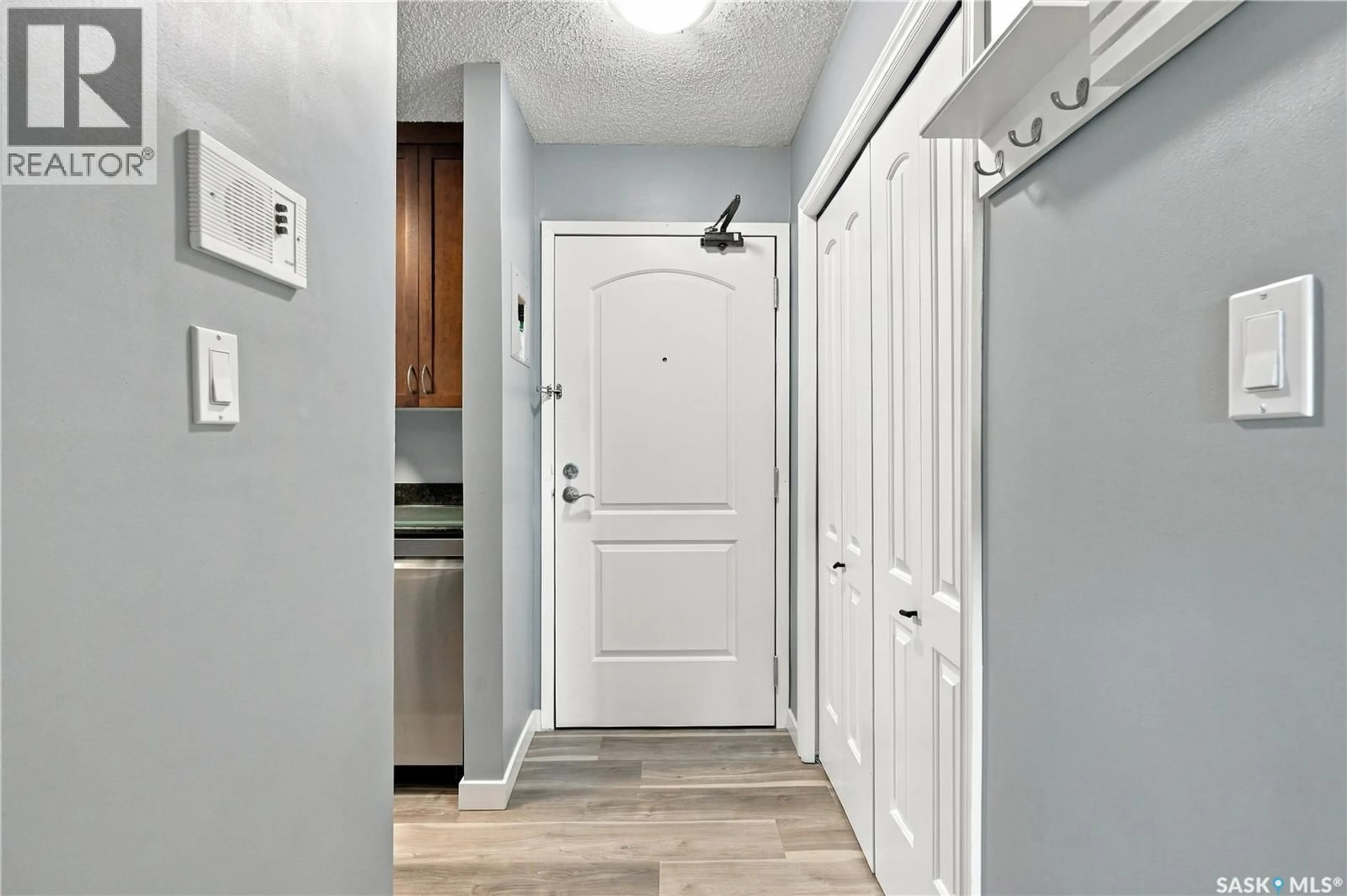 Indoor entryway for 210 2233 ST HENRY AVENUE, Saskatoon Saskatchewan S7M5K6