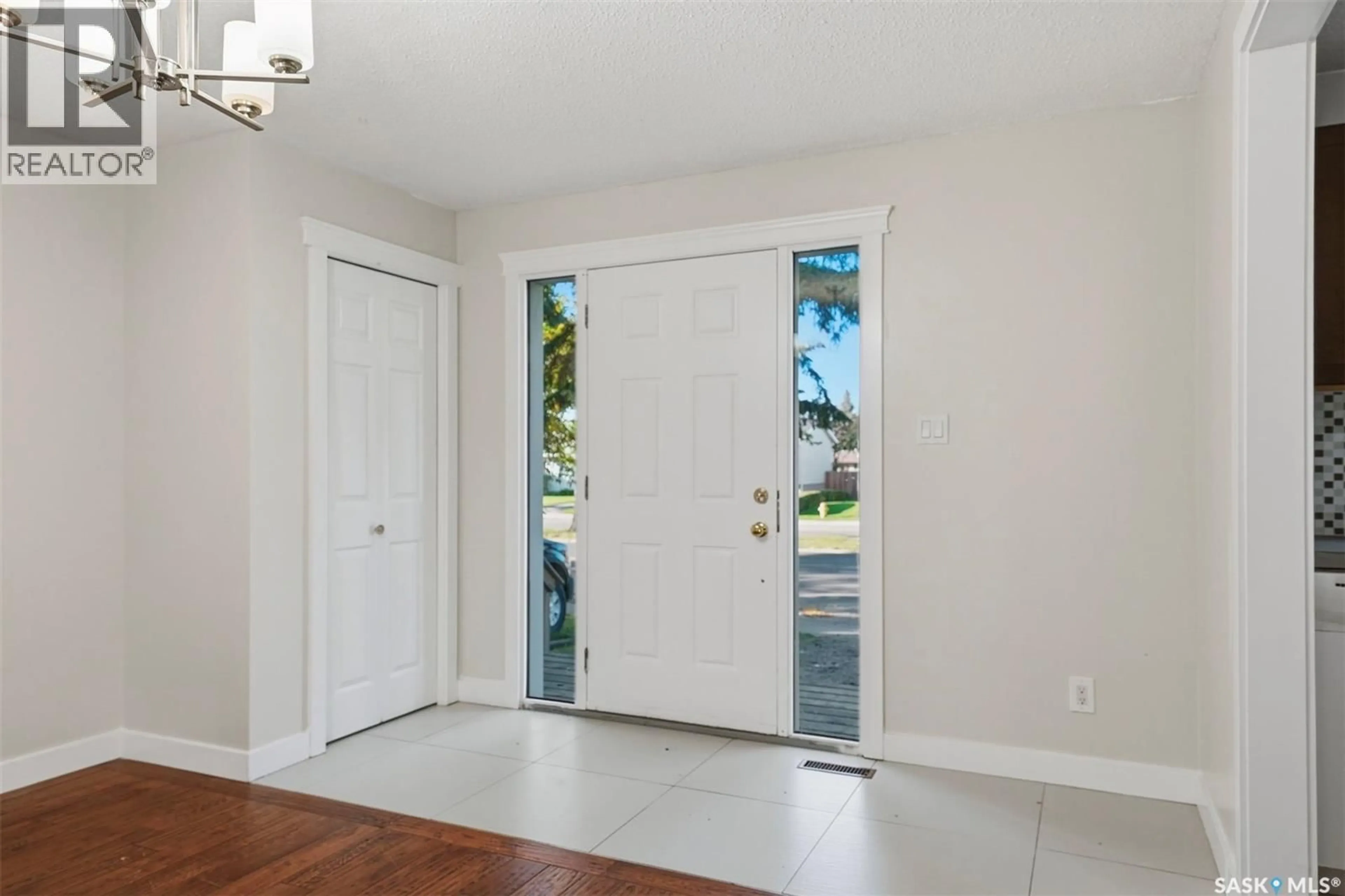 Indoor entryway for 3817 DIEFENBAKER DRIVE, Saskatoon Saskatchewan S7L5C6