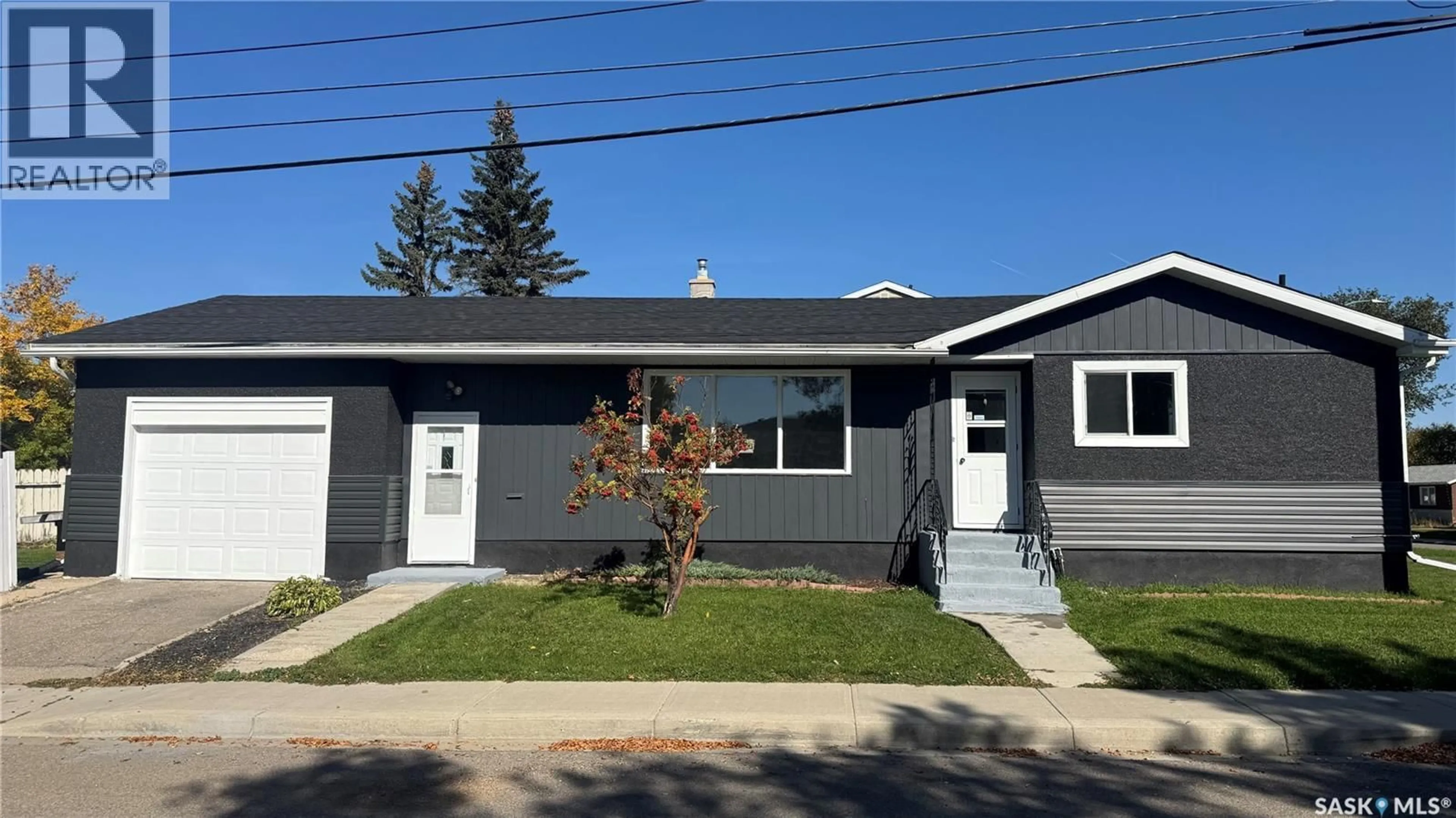 Home with vinyl exterior material, street for 1020 9TH AVENUE, Regina Saskatchewan S4N0H3