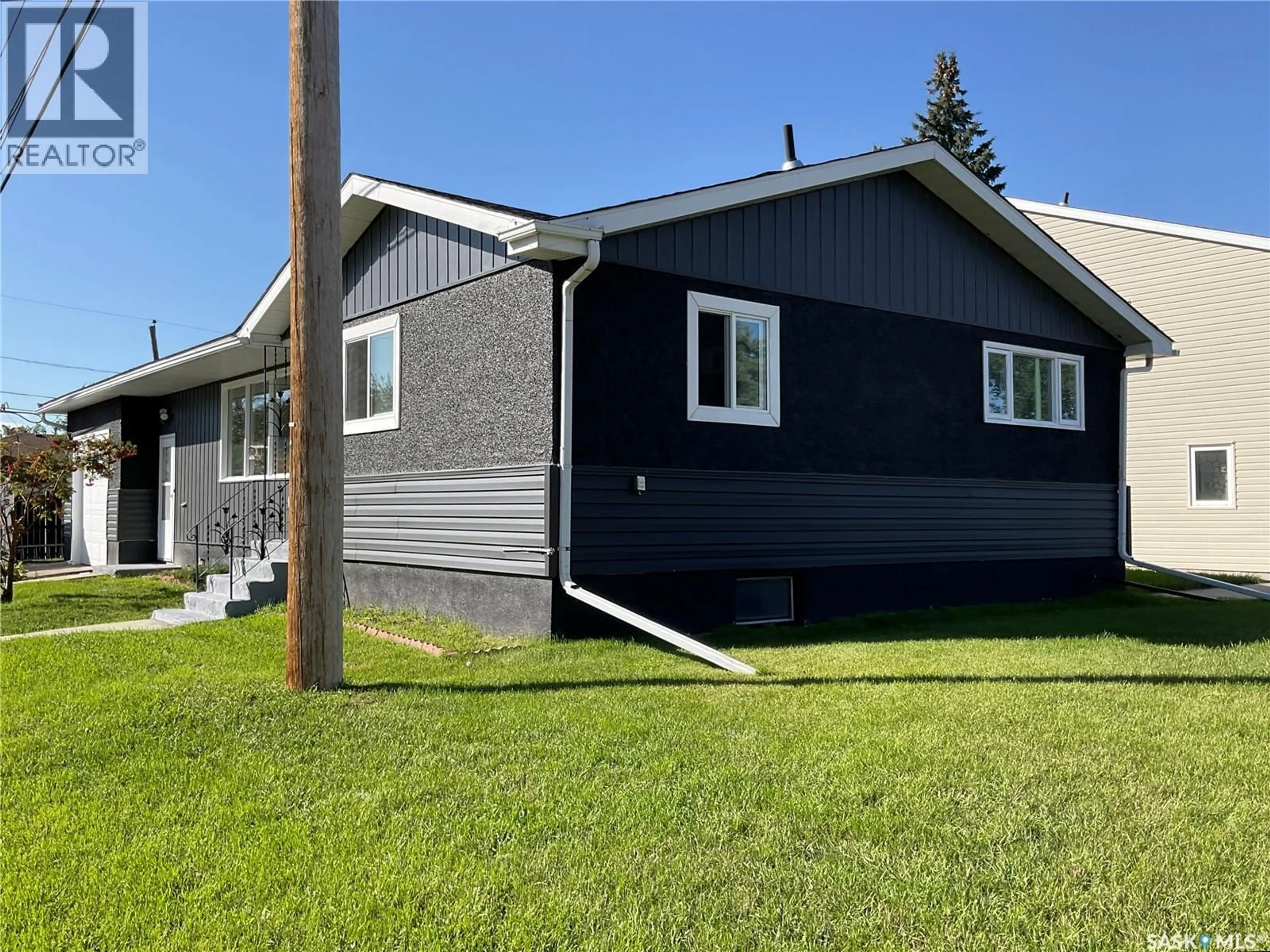 Home with vinyl exterior material, building for 1020 9TH AVENUE, Regina Saskatchewan S4N0H3
