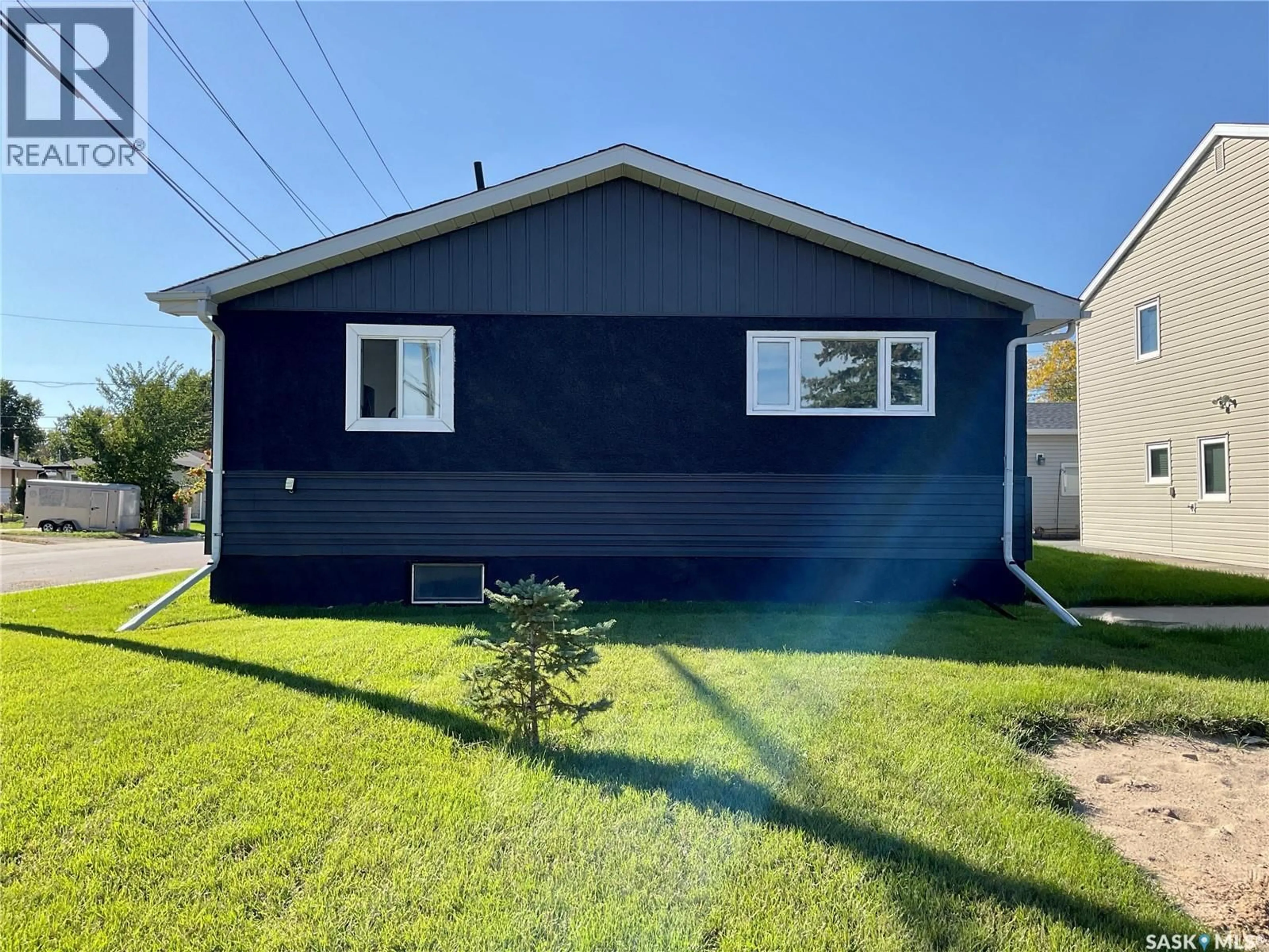 Home with vinyl exterior material, street for 1020 9TH AVENUE, Regina Saskatchewan S4N0H3