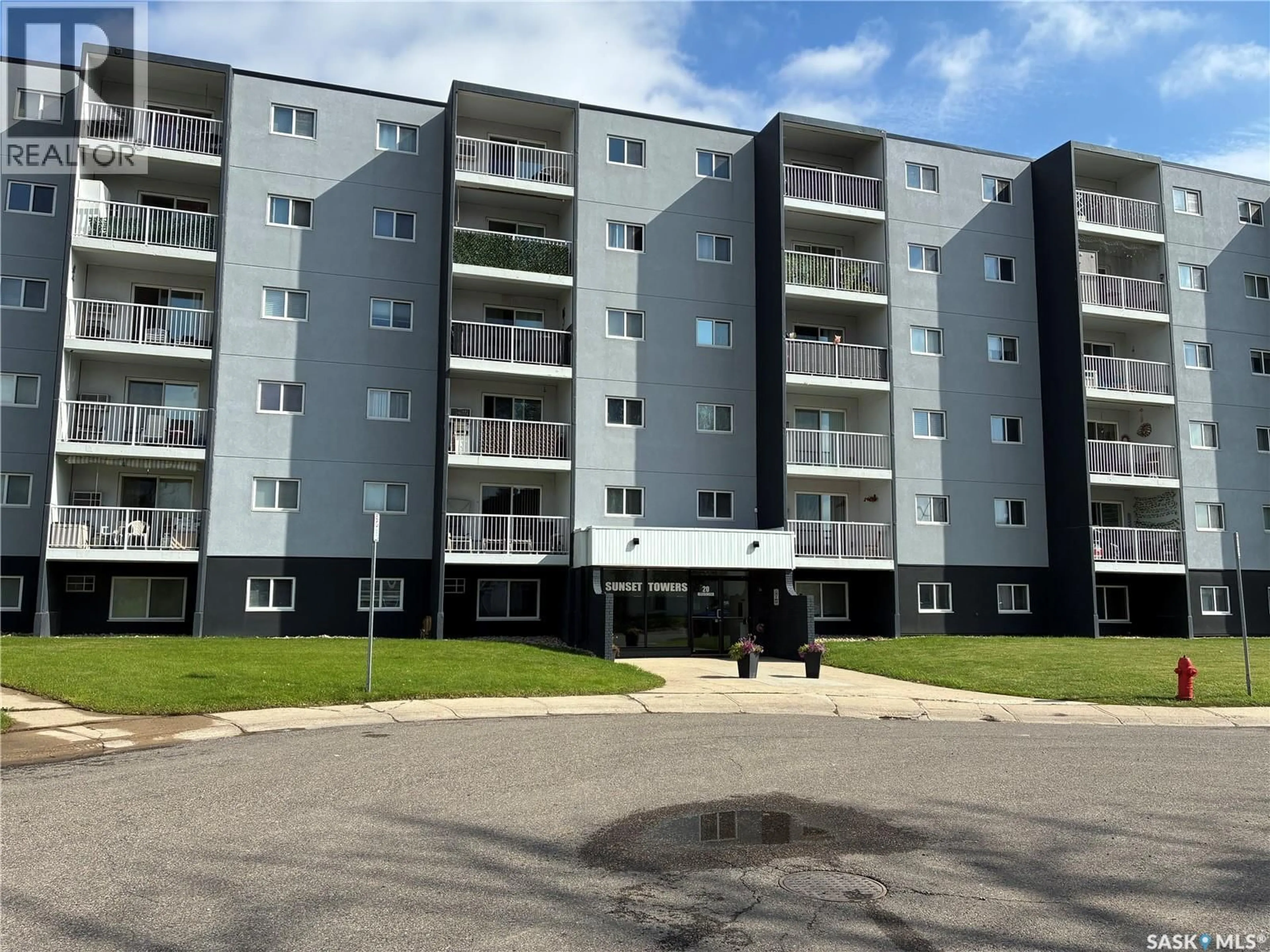 A pic from outside/outdoor area/front of a property/back of a property/a pic from drone, building for 207 KLEISINGER CRESCENT, Regina Saskatchewan S4R7M3