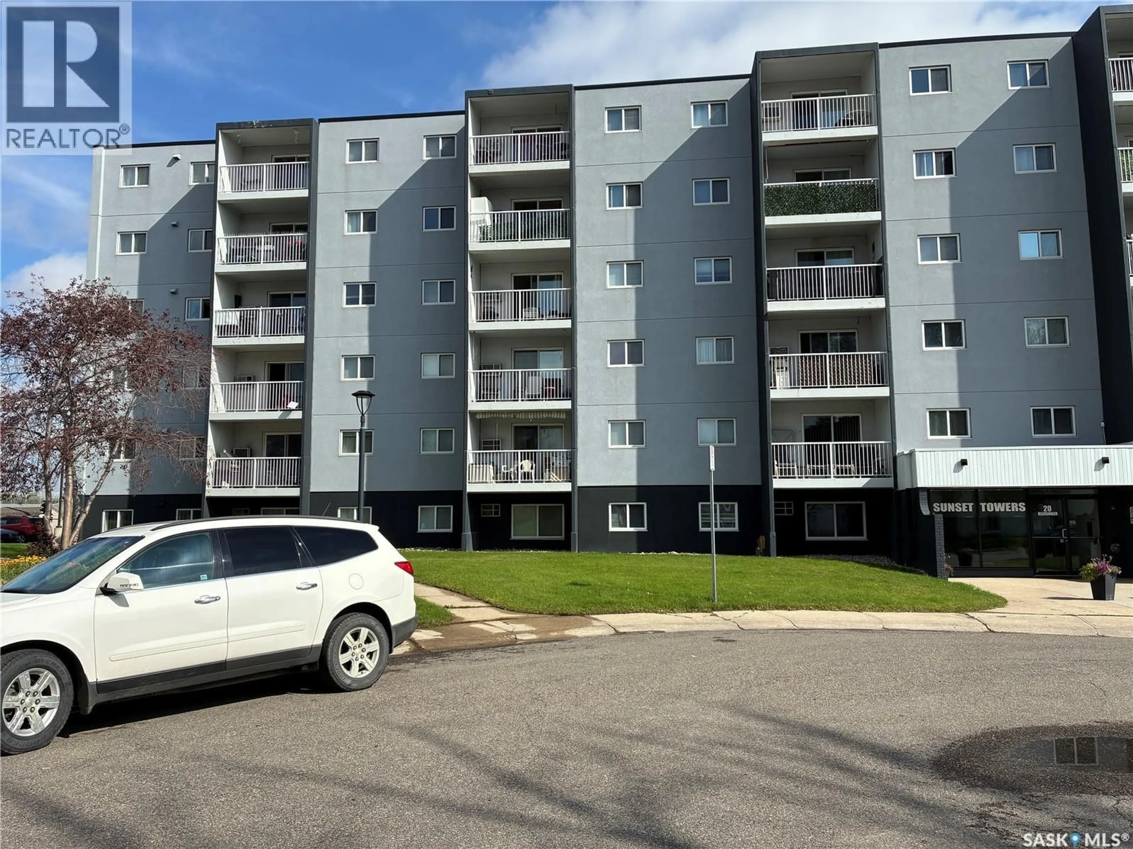 A pic from outside/outdoor area/front of a property/back of a property/a pic from drone, street for 207 KLEISINGER CRESCENT, Regina Saskatchewan S4R7M3