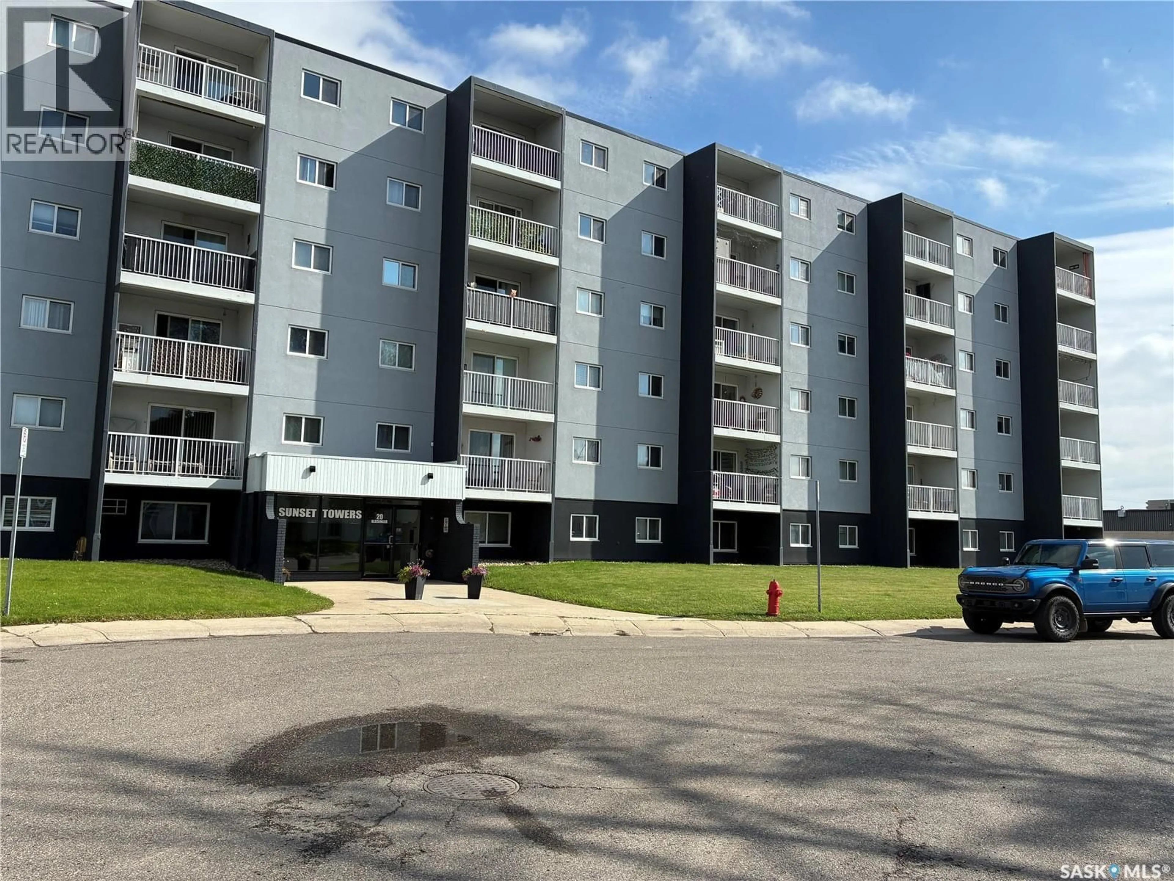 A pic from outside/outdoor area/front of a property/back of a property/a pic from drone, unknown for 207 KLEISINGER CRESCENT, Regina Saskatchewan S4R7M3