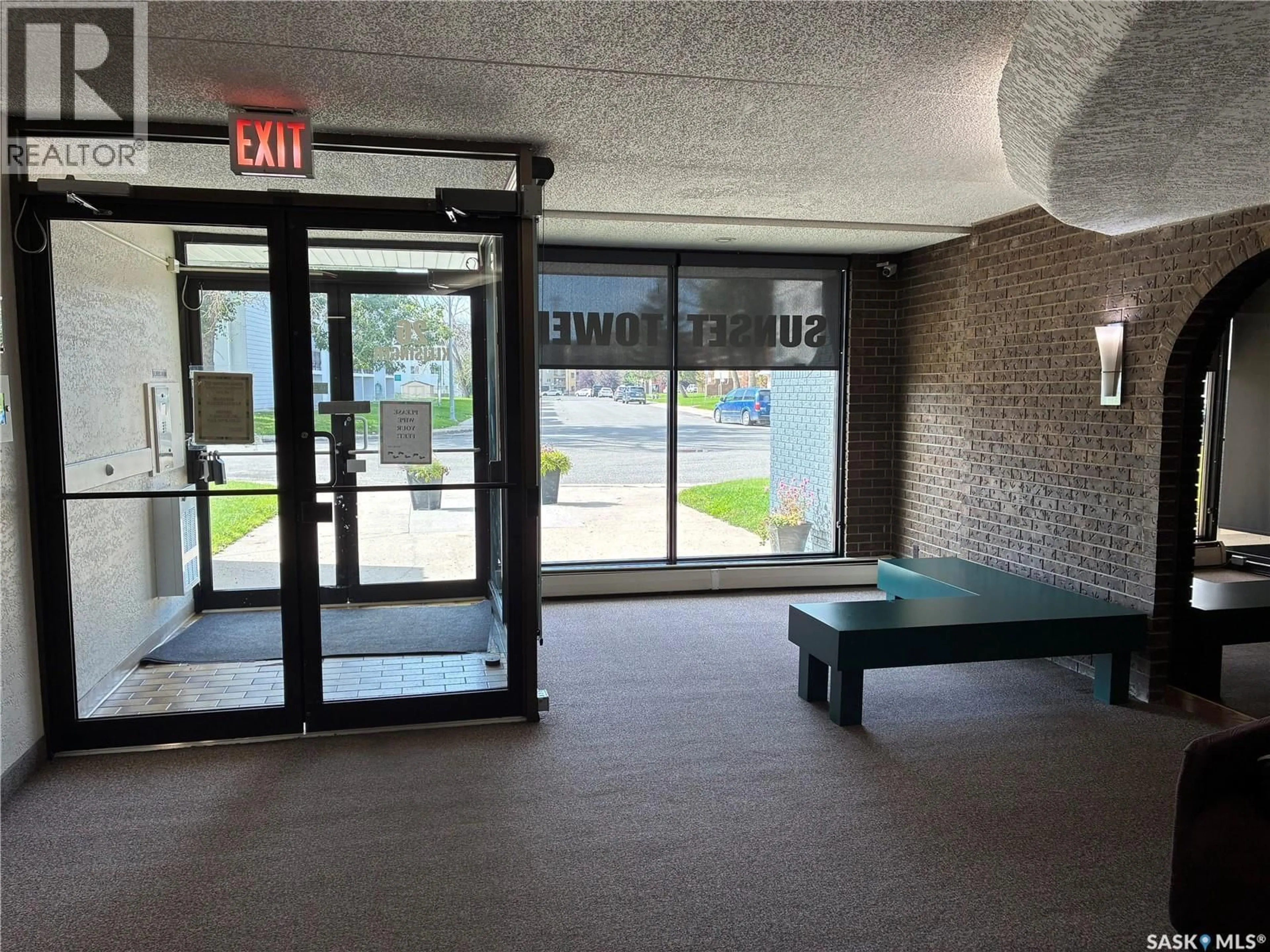 Indoor foyer for 207 KLEISINGER CRESCENT, Regina Saskatchewan S4R7M3