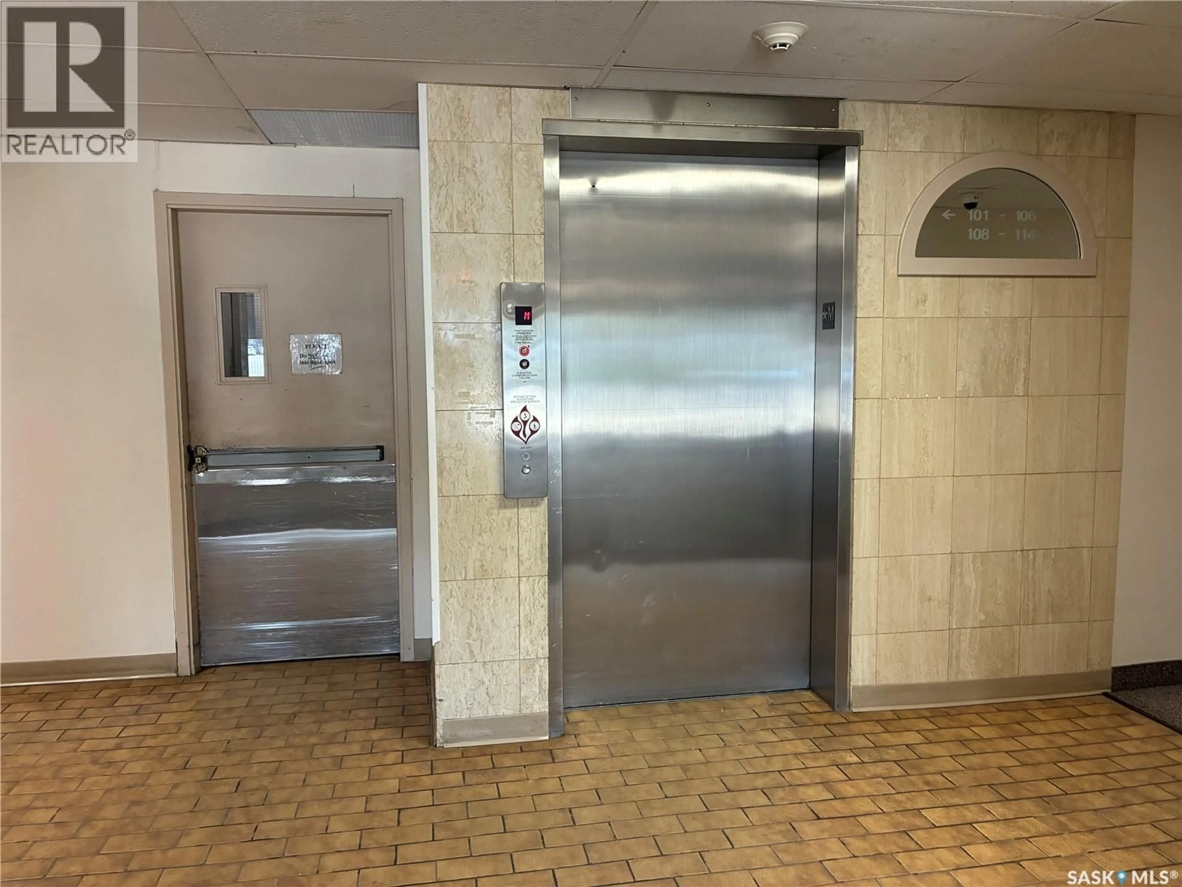 Indoor foyer for 207 KLEISINGER CRESCENT, Regina Saskatchewan S4R7M3