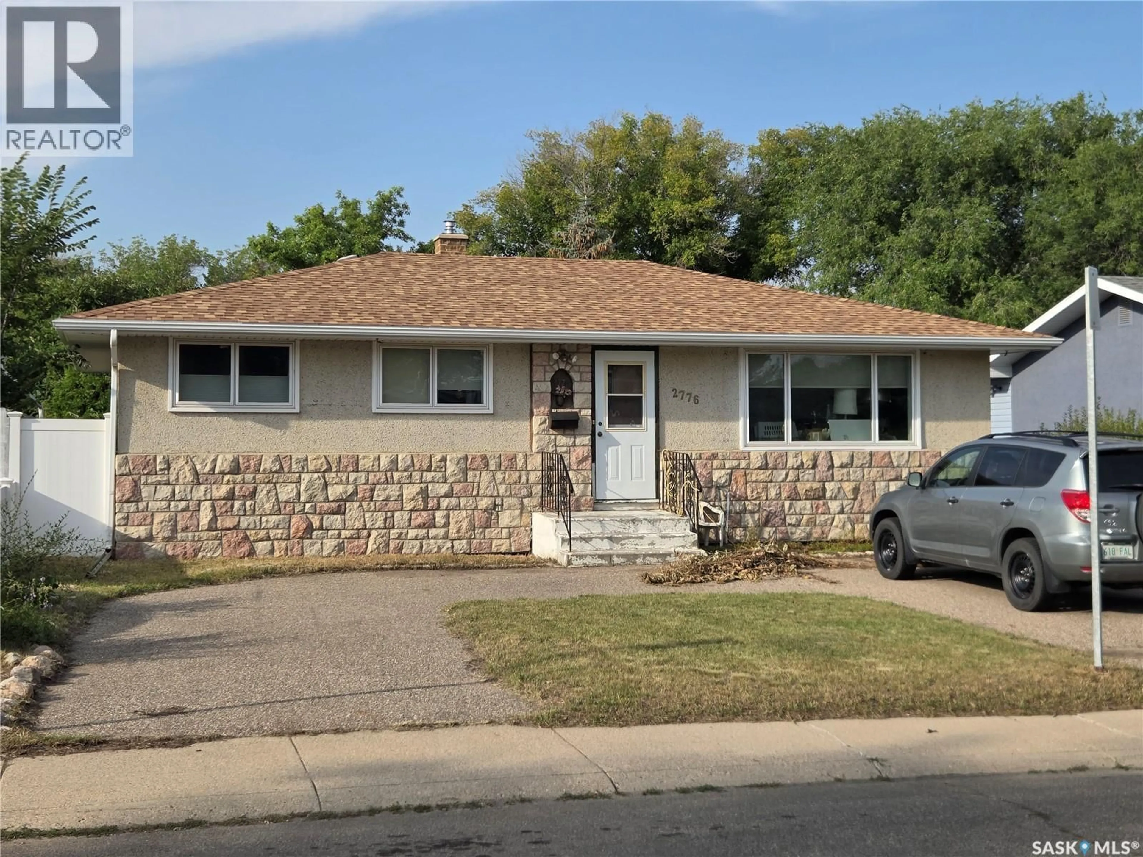 Home with vinyl exterior material, street for 2776 EASTVIEW, Saskatoon Saskatchewan S7J3H5