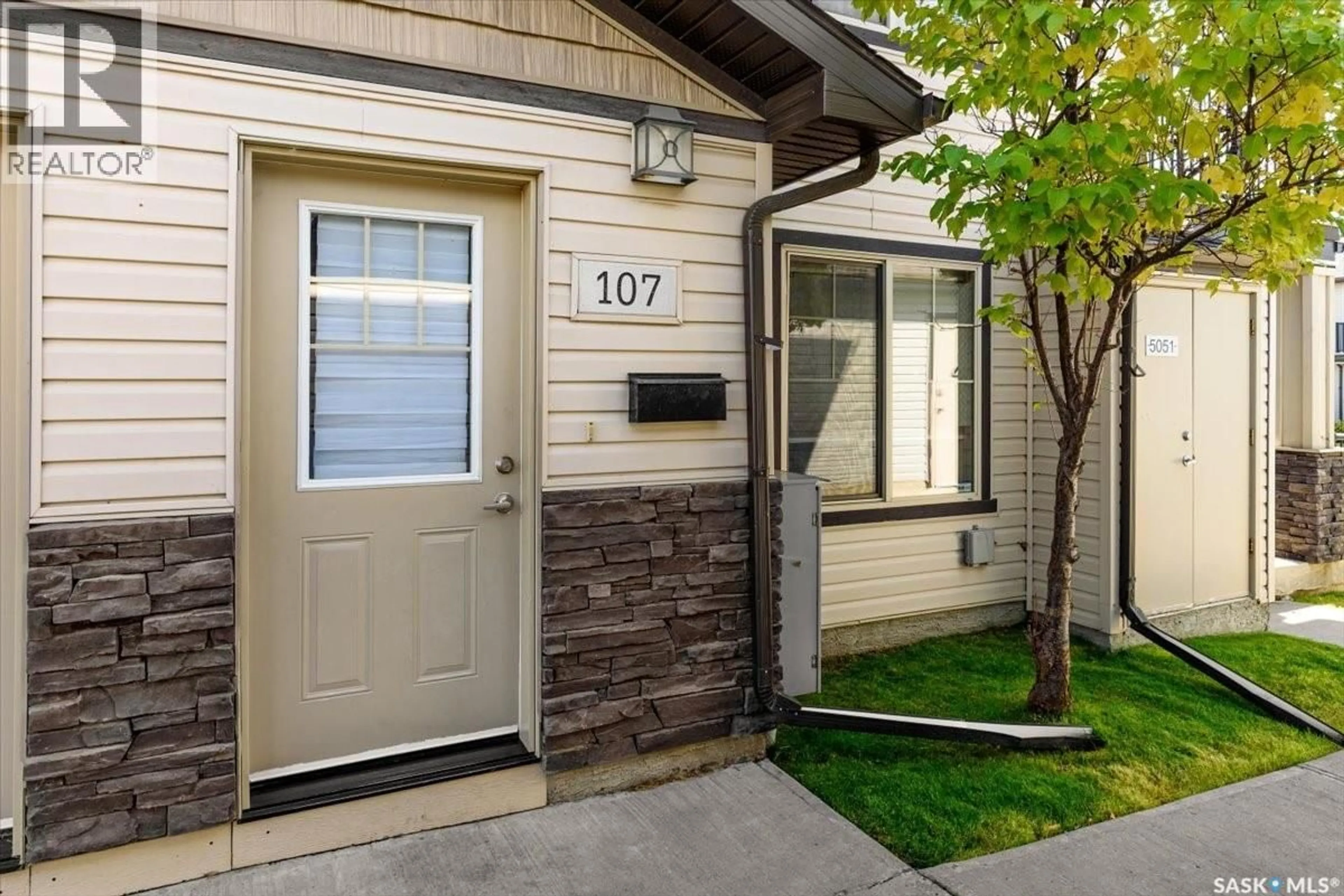 Indoor entryway for 107 - 5051 JAMES HILL ROAD, Regina Saskatchewan S4W0B9