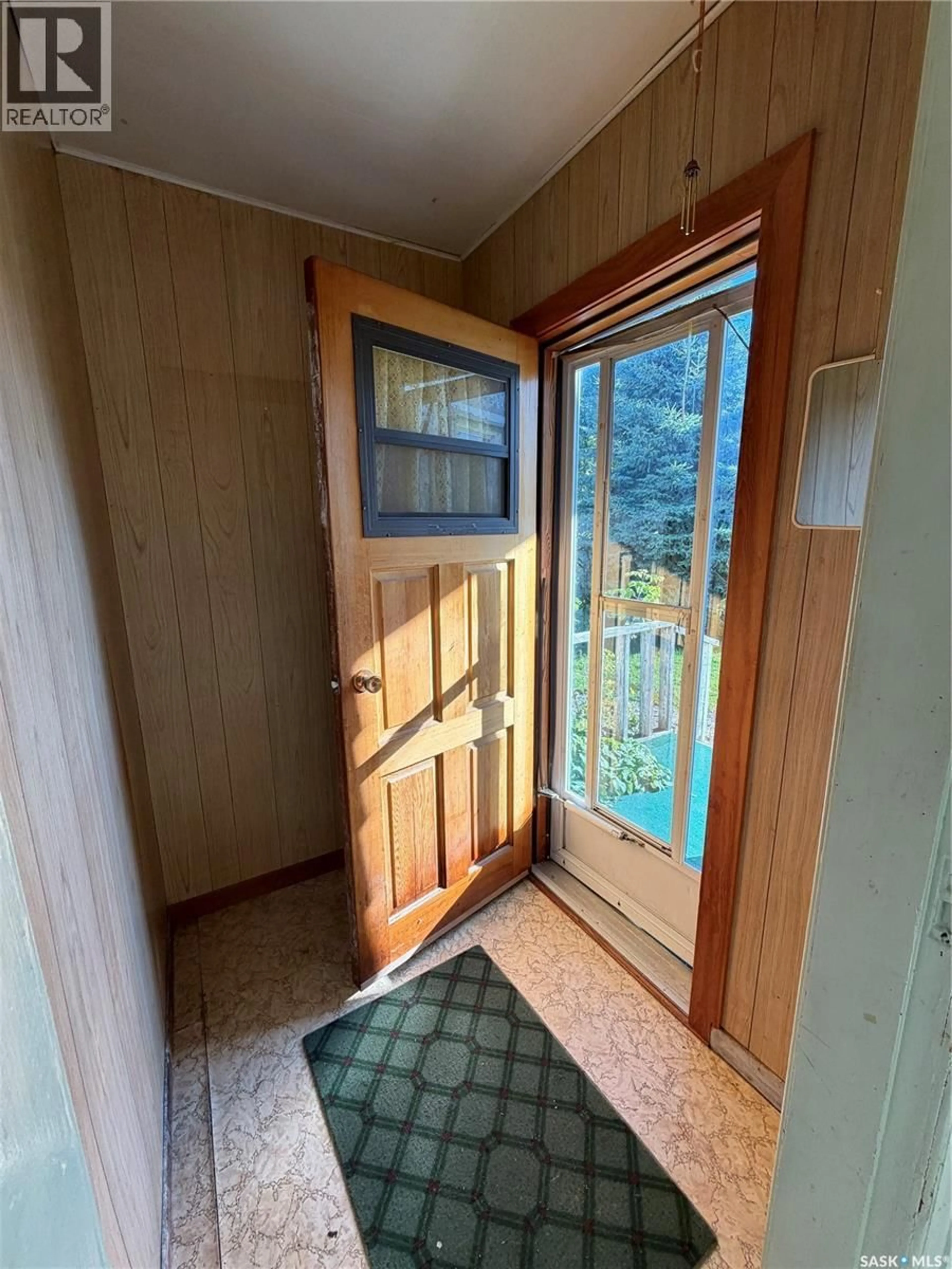Indoor entryway for 203 6TH AVENUE, Canora Saskatchewan S0A0L0