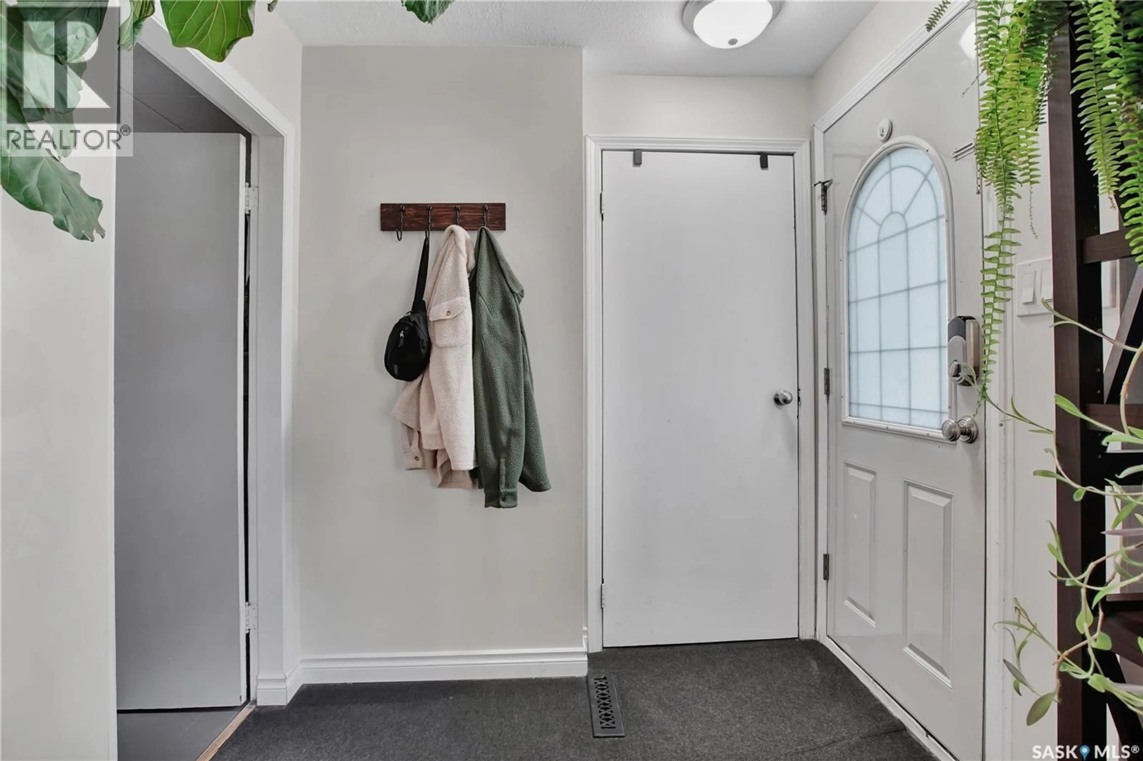 Indoor entryway for 1940 COY AVENUE, Saskatoon Saskatchewan S7M0J1