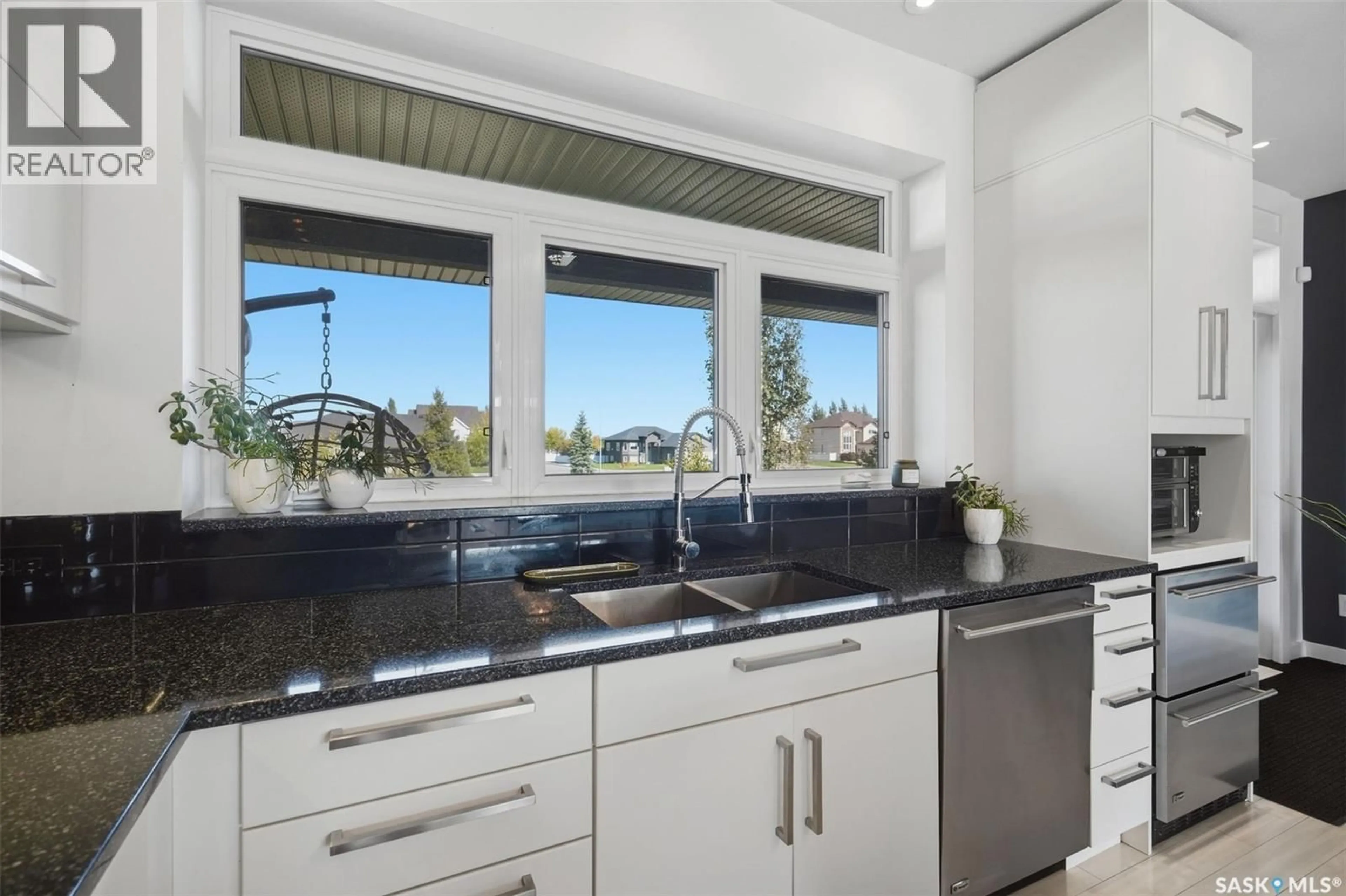 Contemporary kitchen, ceramic/tile floor for 424 FALDO CRESCENT, Warman Saskatchewan S0K4S1