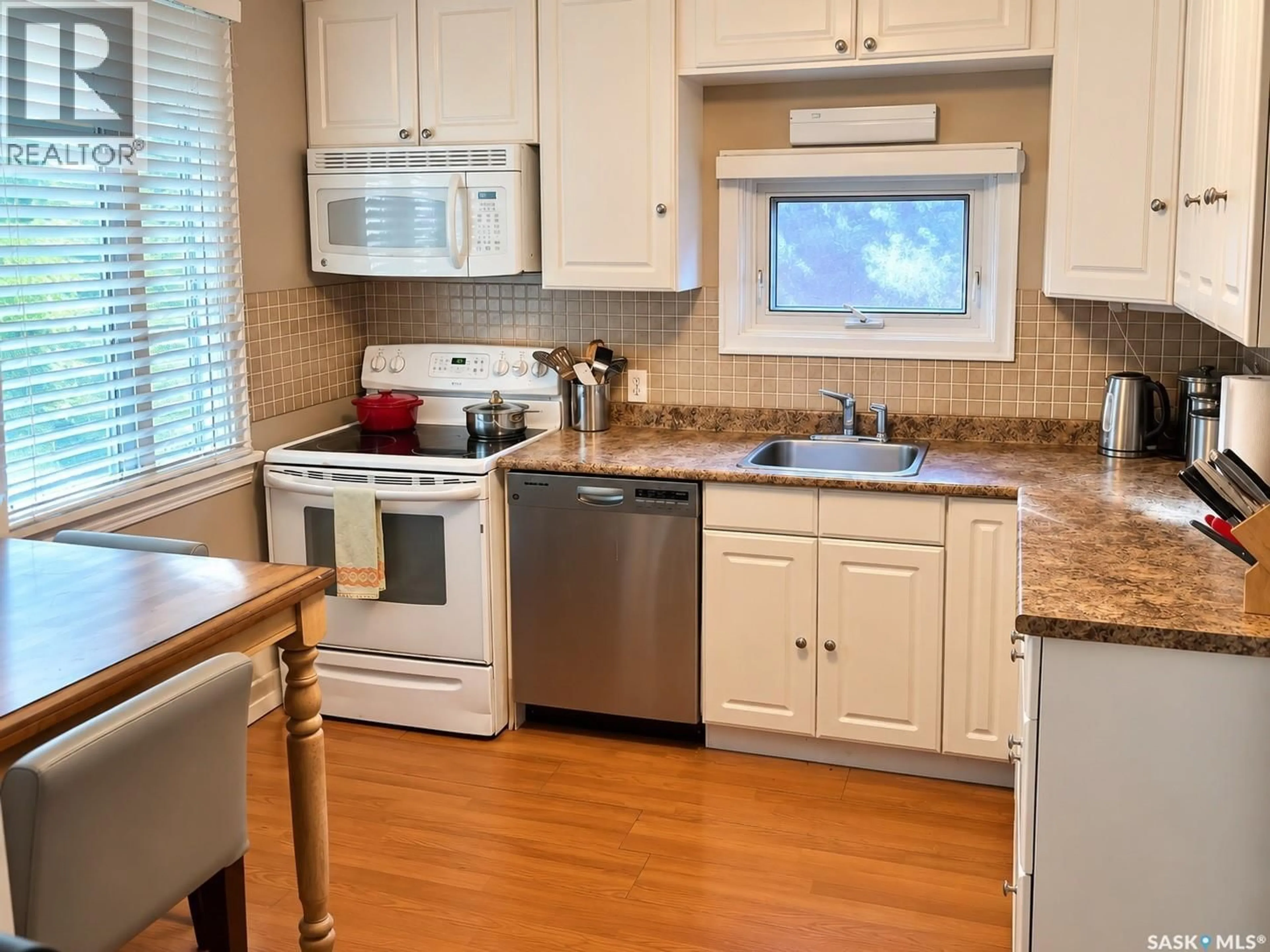 Standard kitchen, unknown for 521 5TH STREET, Saskatoon Saskatchewan S7H1G2