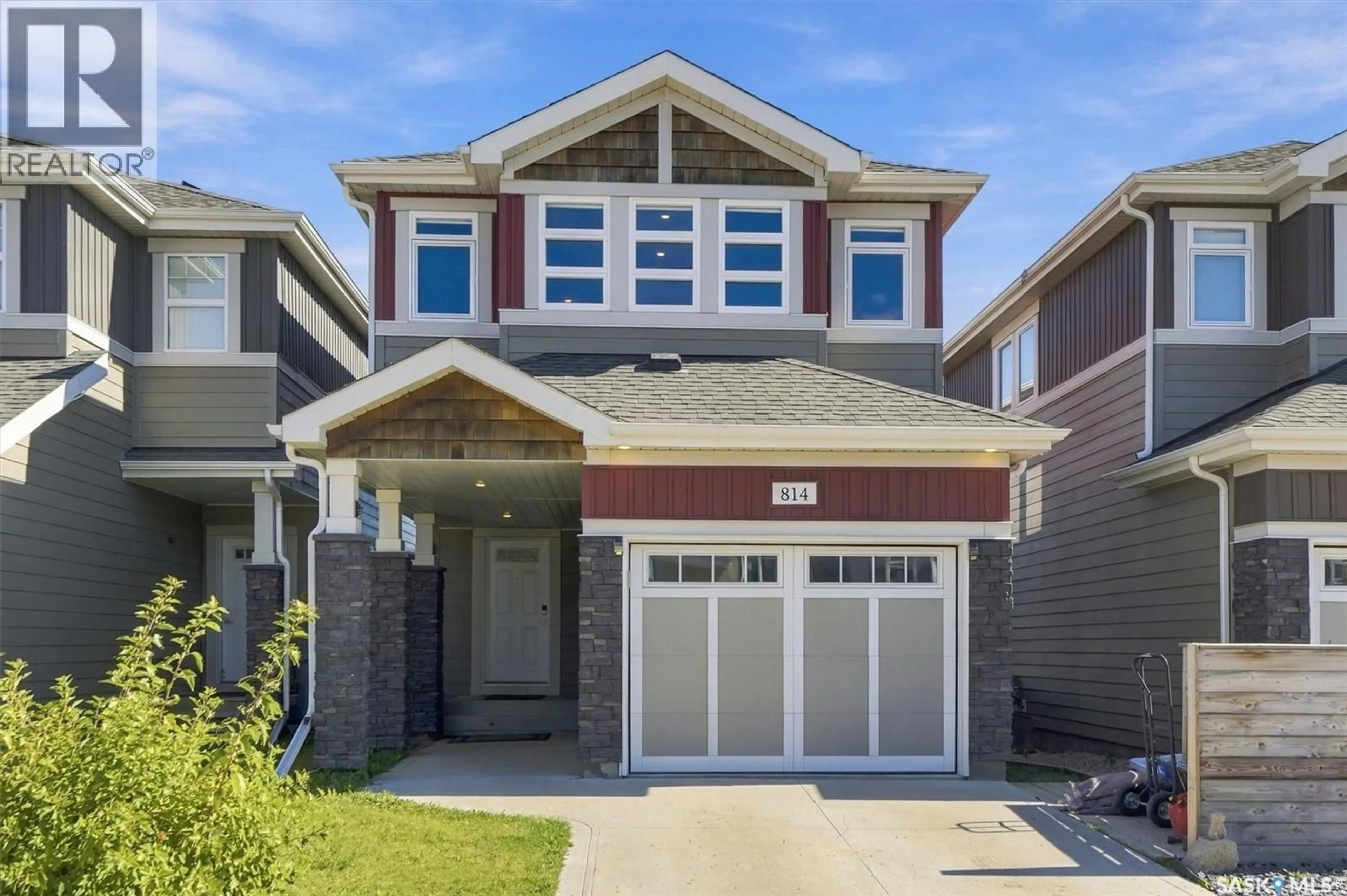 Home with vinyl exterior material, street for 814 KENSINGTON BOULEVARD, Saskatoon Saskatchewan S7L6C6