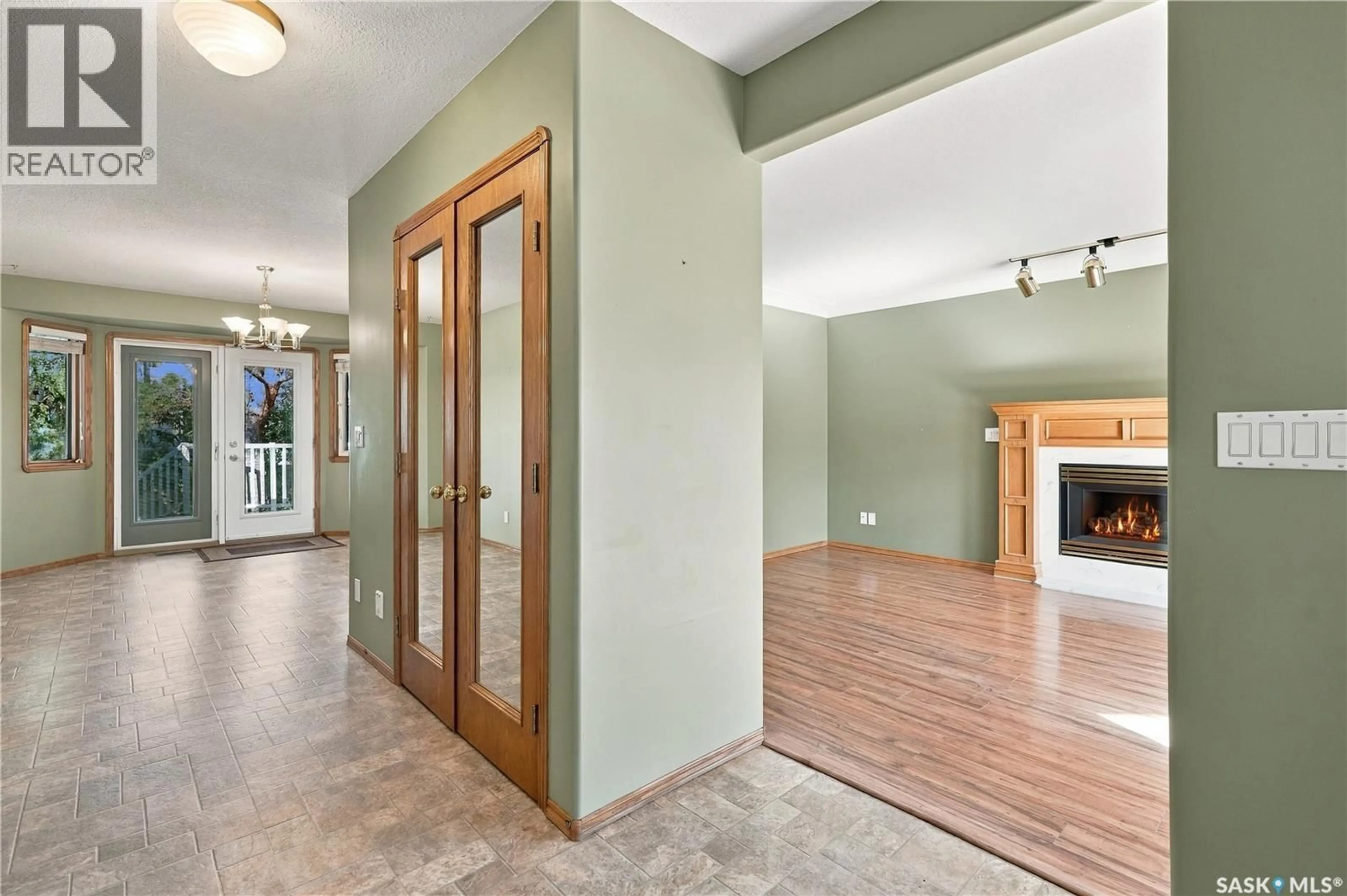 Indoor entryway for E - 3222 PEYSON BAY, Regina Saskatchewan S4V2W8