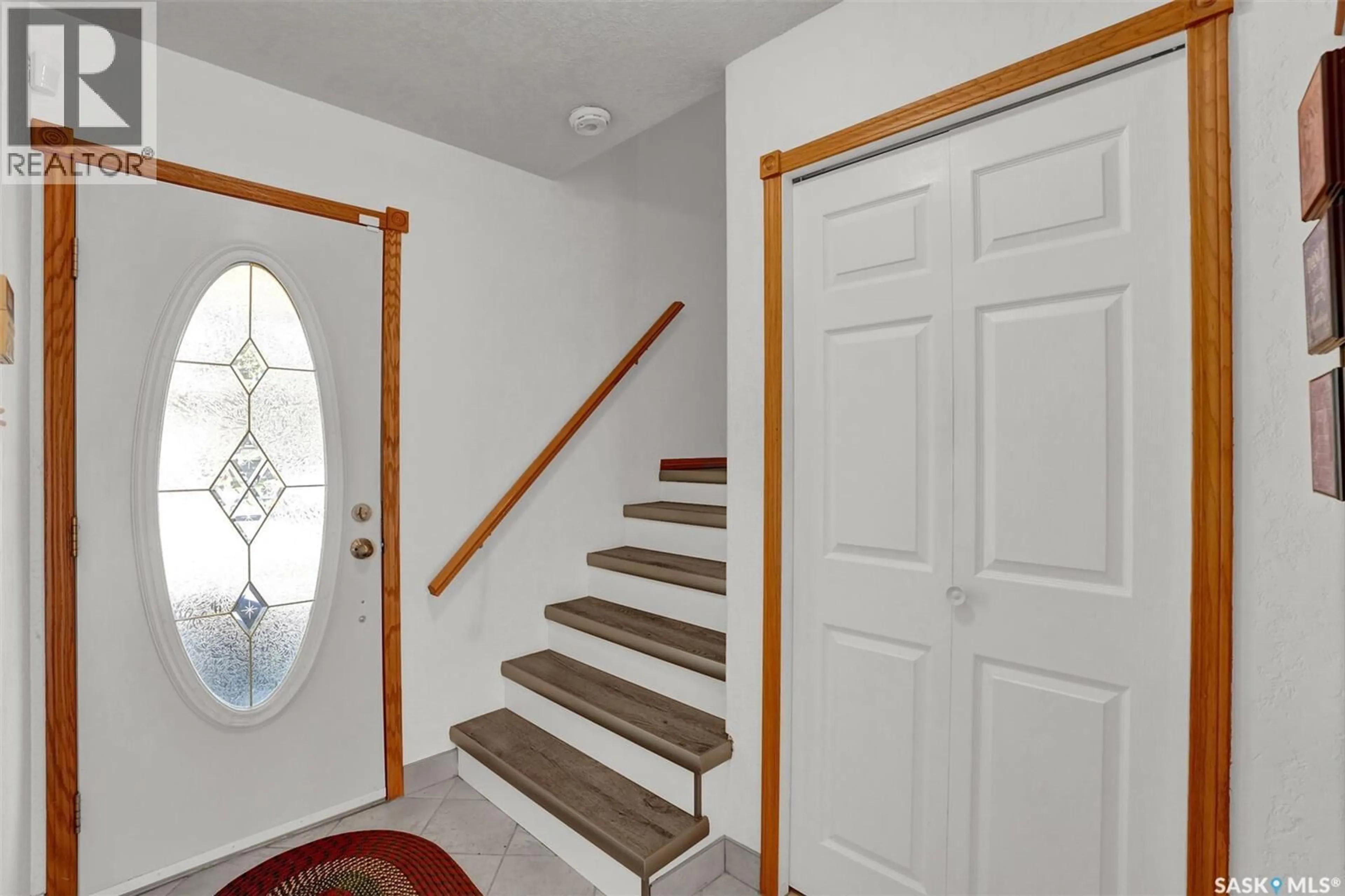 Indoor foyer for 35 LITZENBERGER CRESCENT, Regina Saskatchewan S4R6G7
