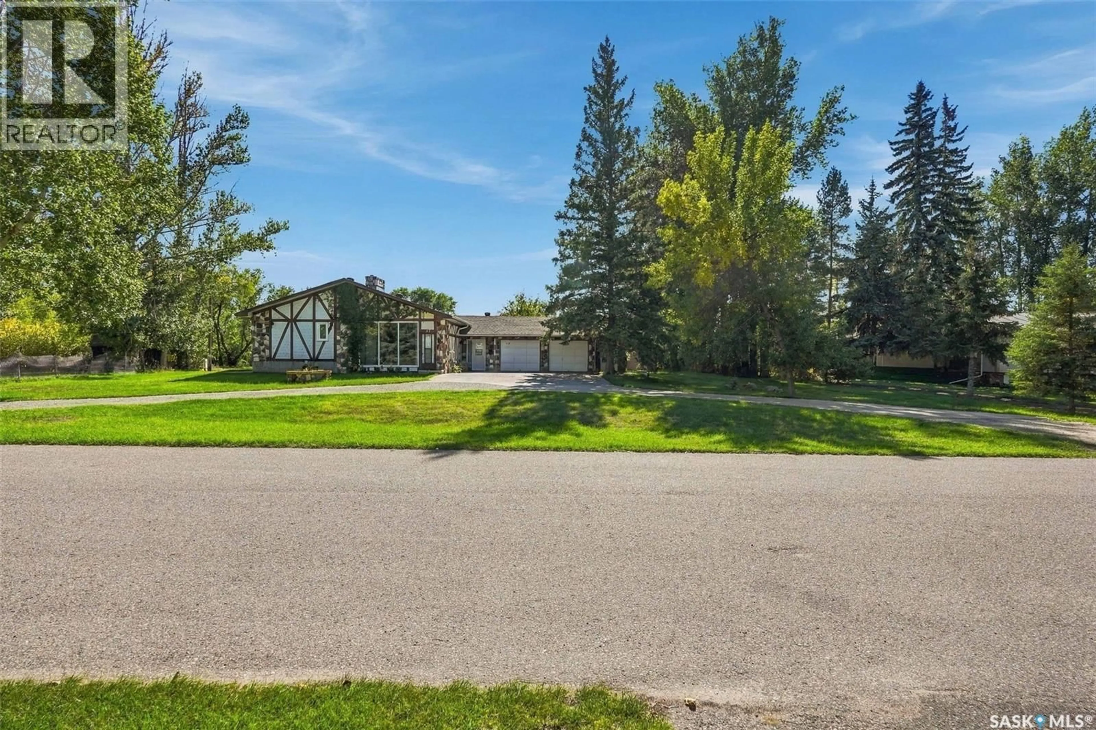 A pic from outside/outdoor area/front of a property/back of a property/a pic from drone, street for 17 HUMMINGBIRD BAY, White City Saskatchewan S4L5B1