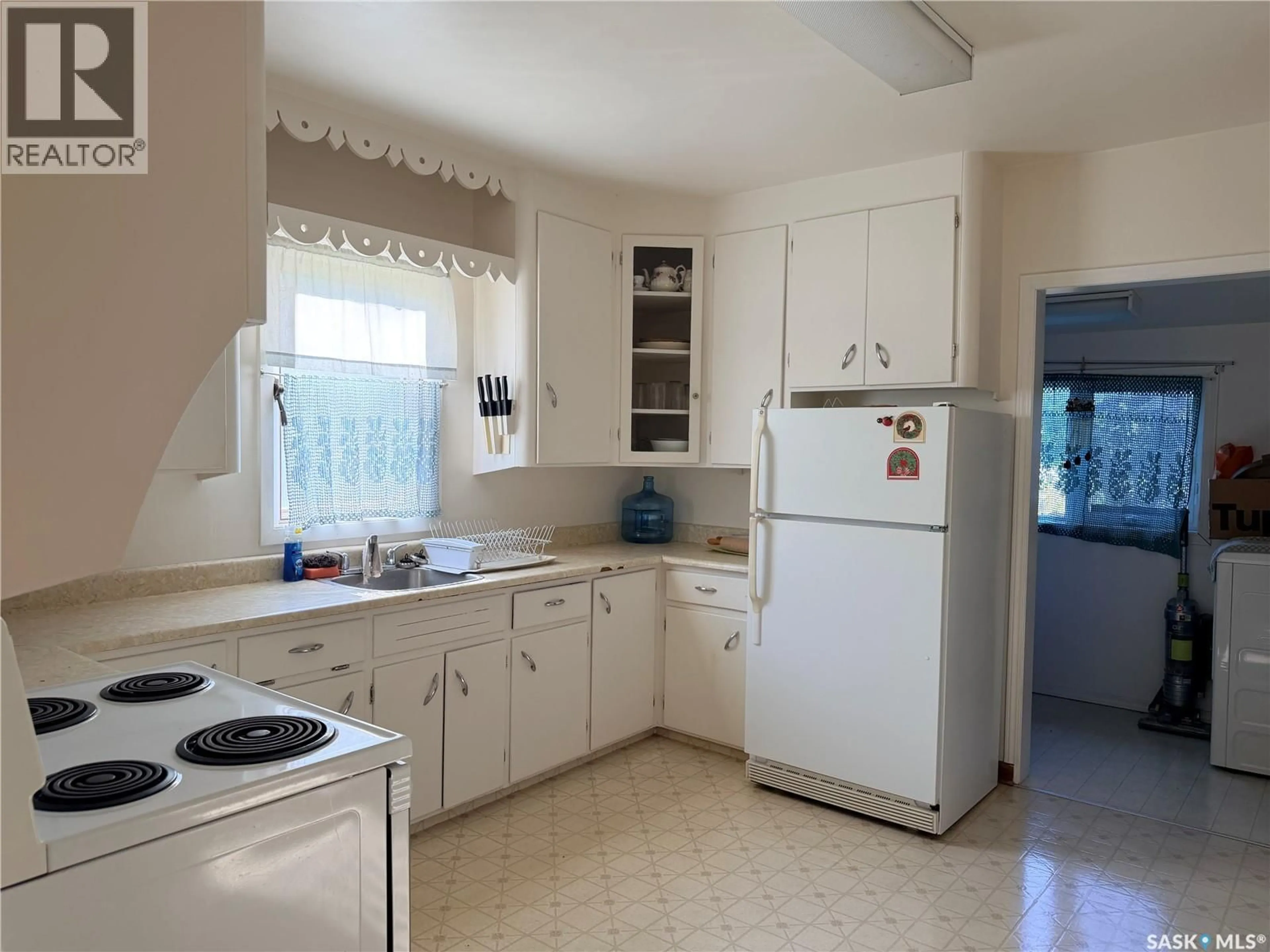 Standard kitchen, unknown for 121 EMPIRE ROAD, Assiniboia Saskatchewan S0H0B0