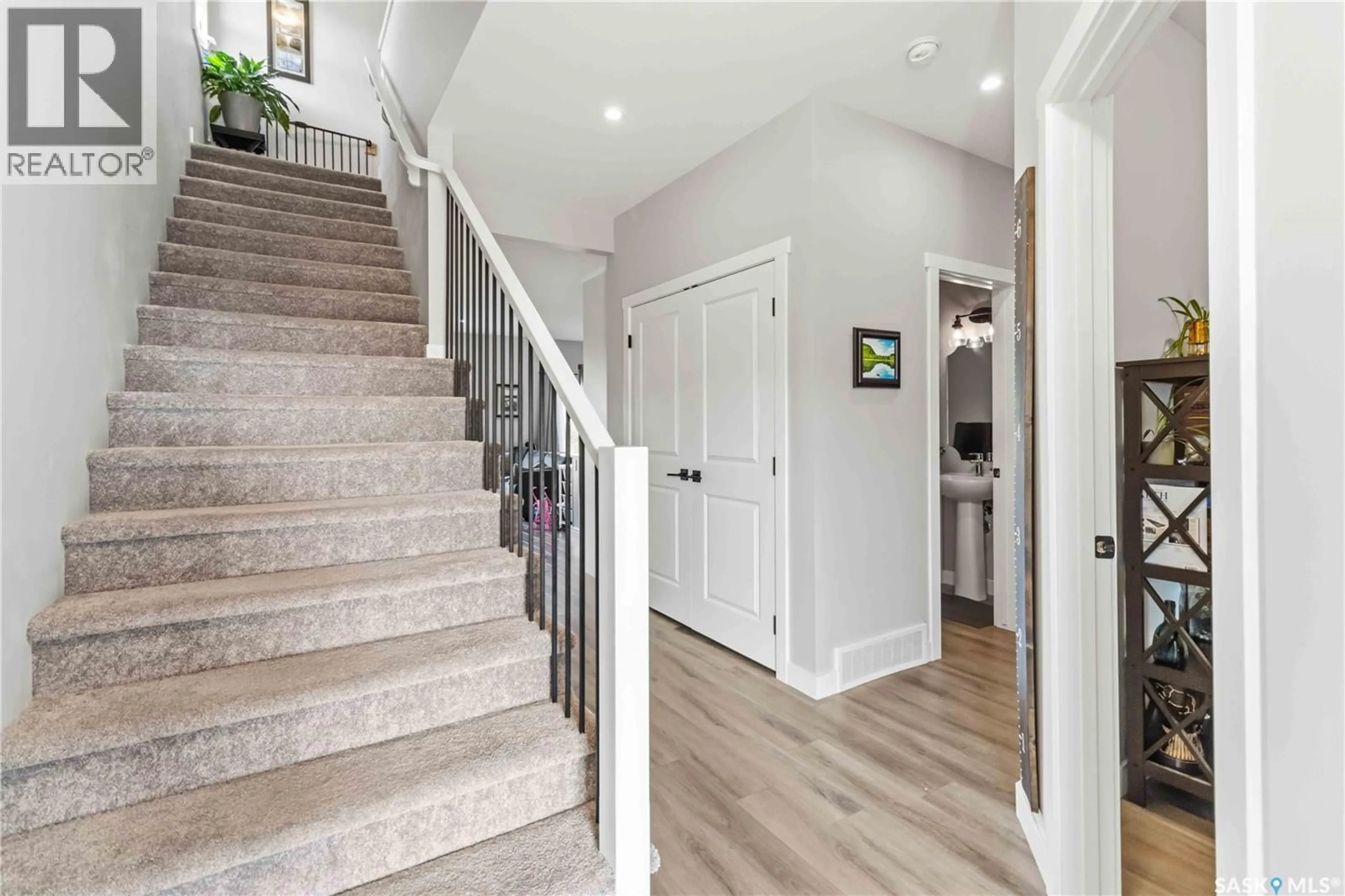 Indoor entryway for 358 STILLING MANOR, Saskatoon Saskatchewan S7V0Y8