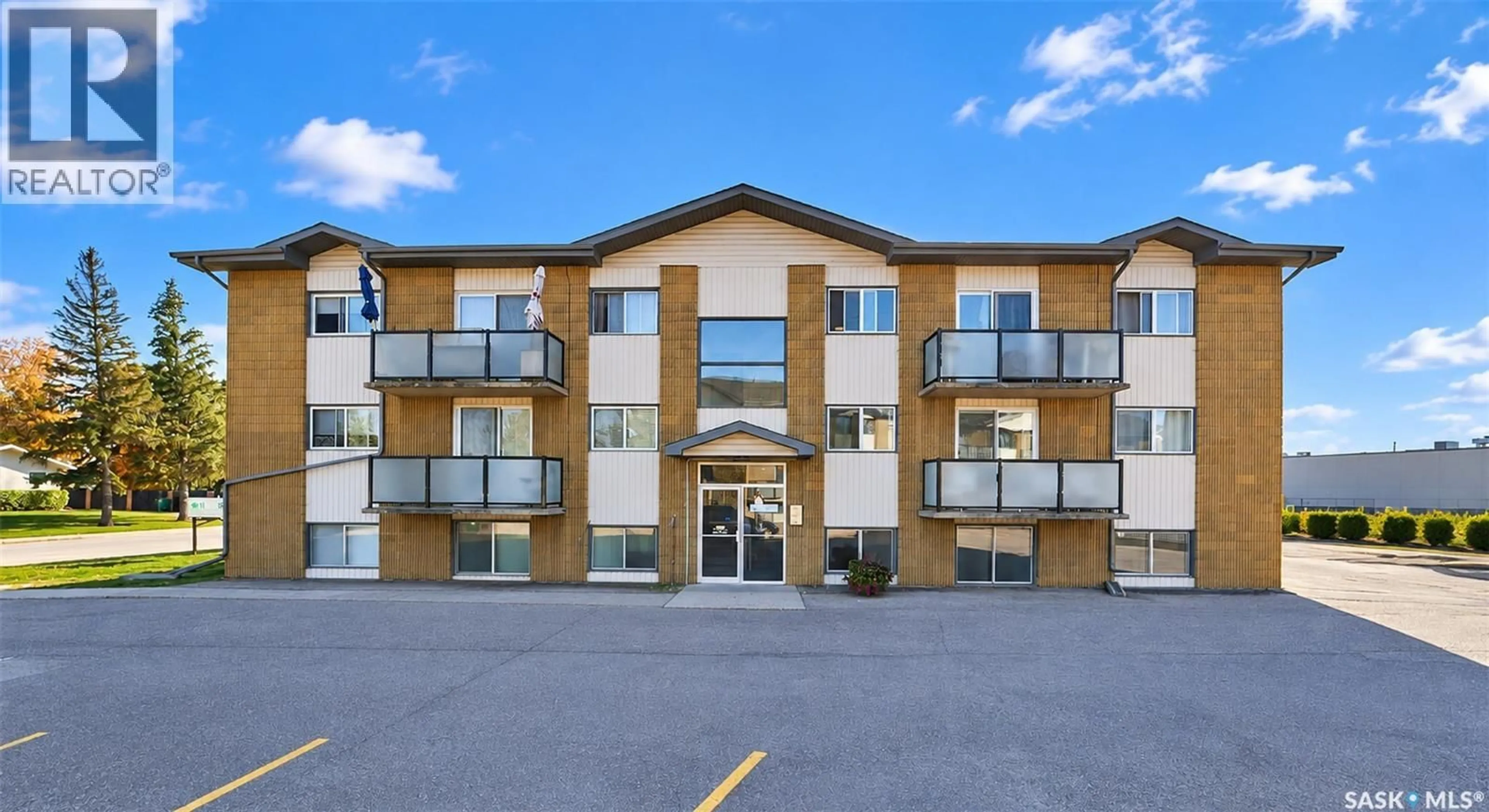 Patio, building for 1 - 53 COLUMBIA DRIVE, Saskatoon Saskatchewan S7K1E3