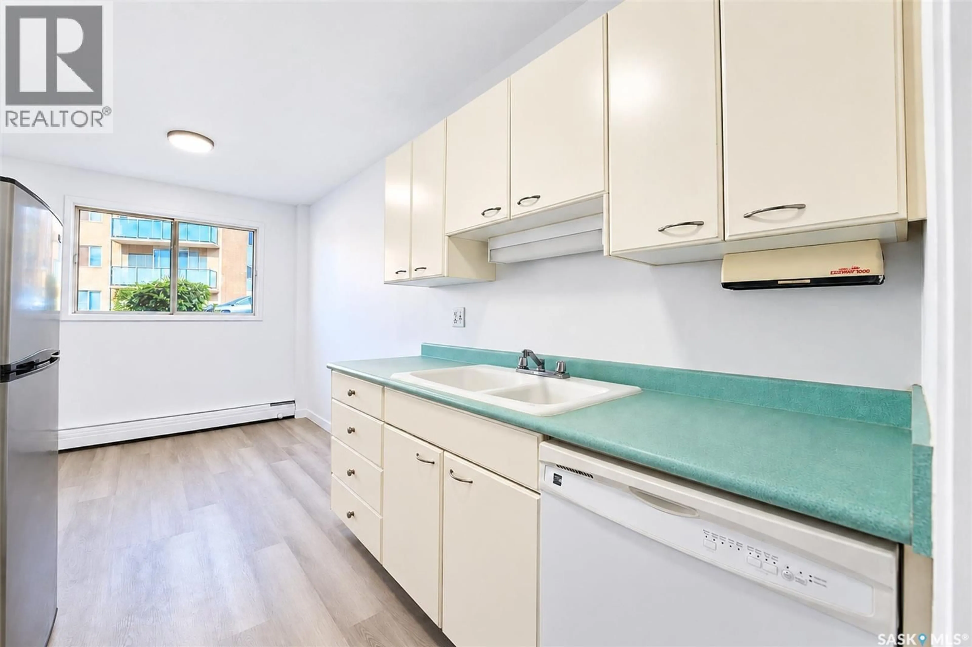 Standard kitchen, unknown for 1 - 53 COLUMBIA DRIVE, Saskatoon Saskatchewan S7K1E3