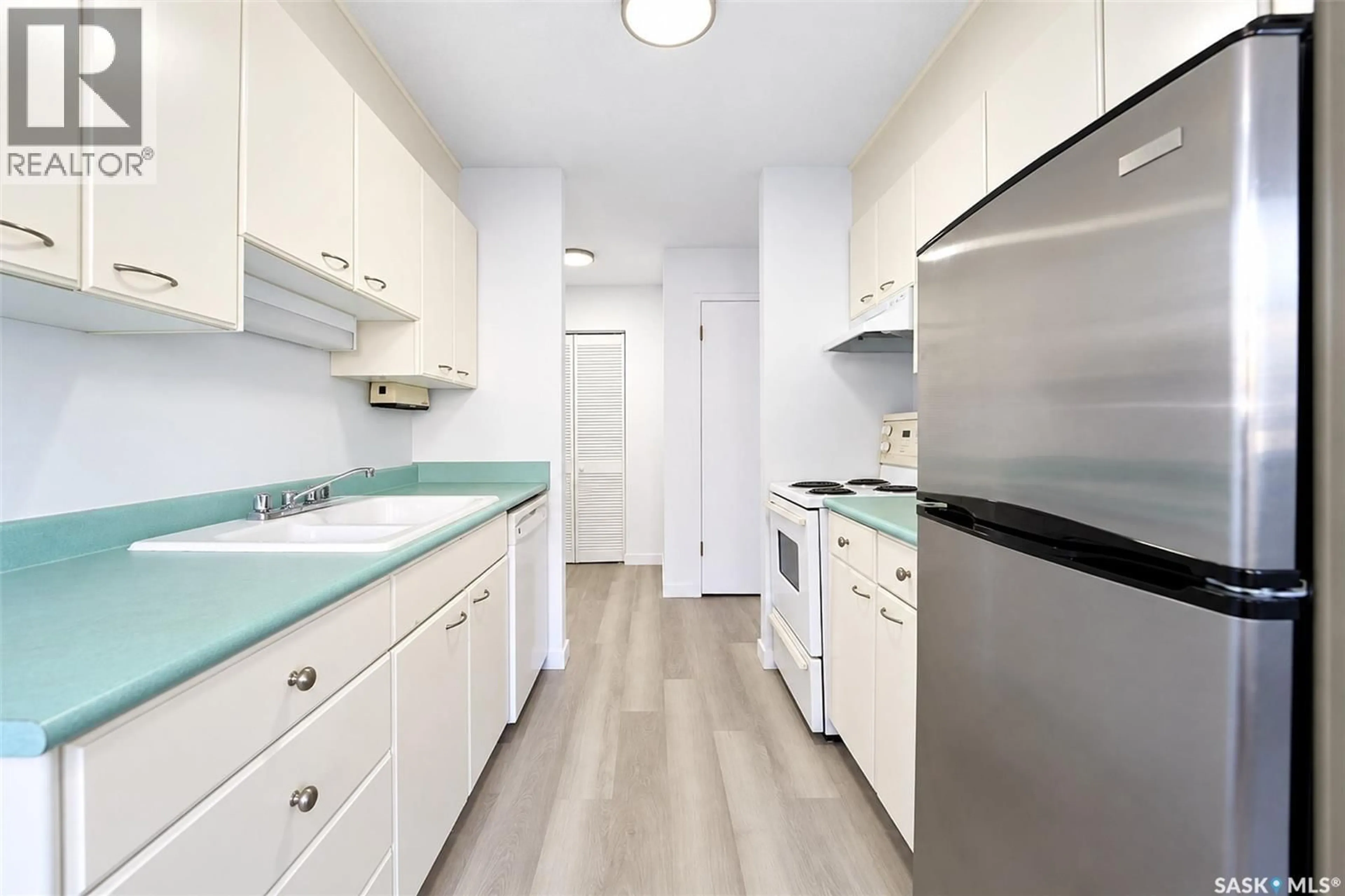 Standard kitchen, unknown for 1 - 53 COLUMBIA DRIVE, Saskatoon Saskatchewan S7K1E3