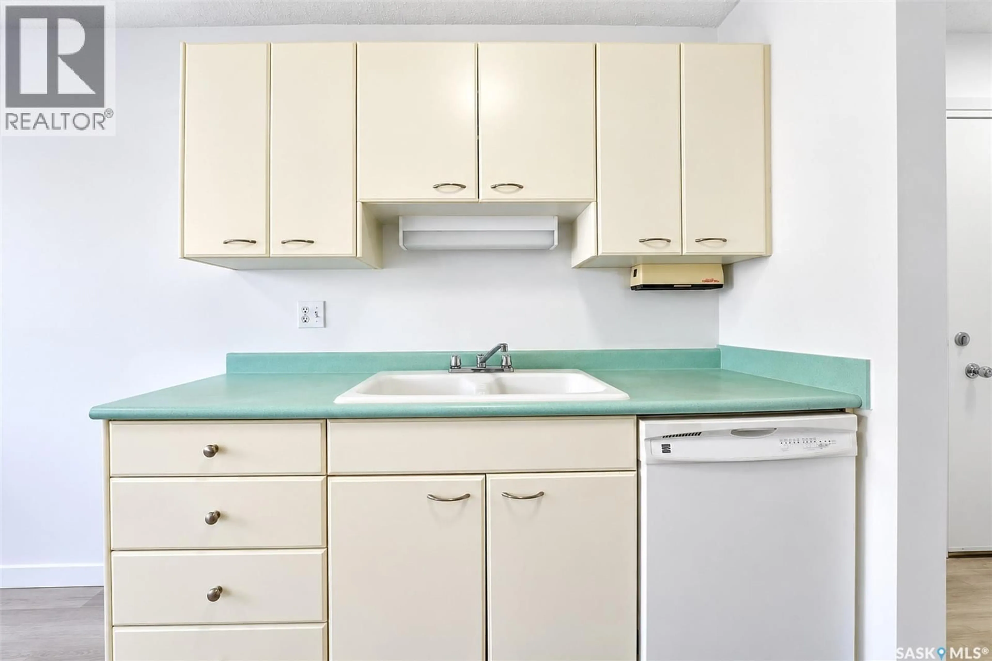 Standard kitchen, unknown for 1 - 53 COLUMBIA DRIVE, Saskatoon Saskatchewan S7K1E3