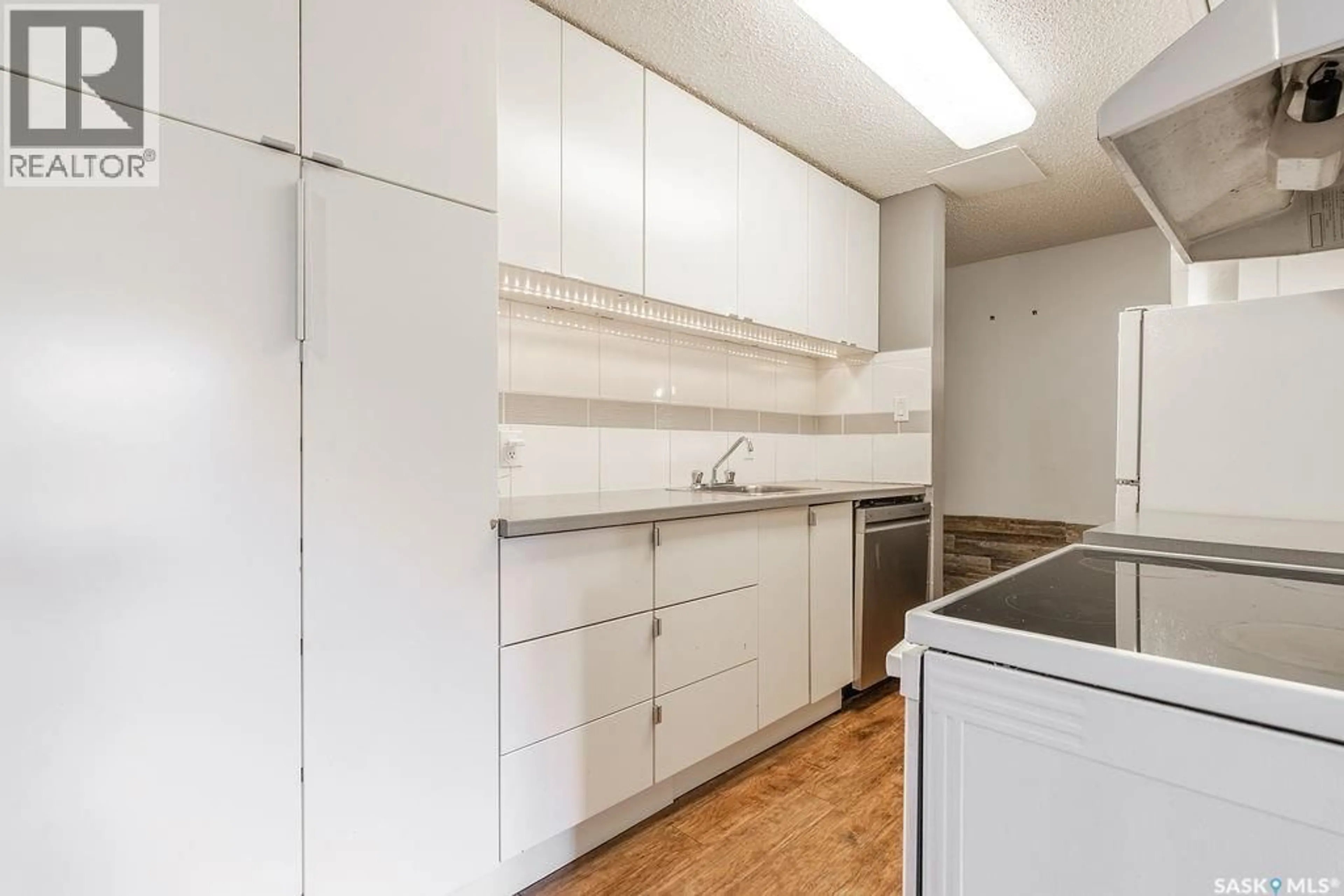 Standard kitchen, unknown for 3302 - 212 33RD STREET, Saskatoon Saskatchewan S7L6C9