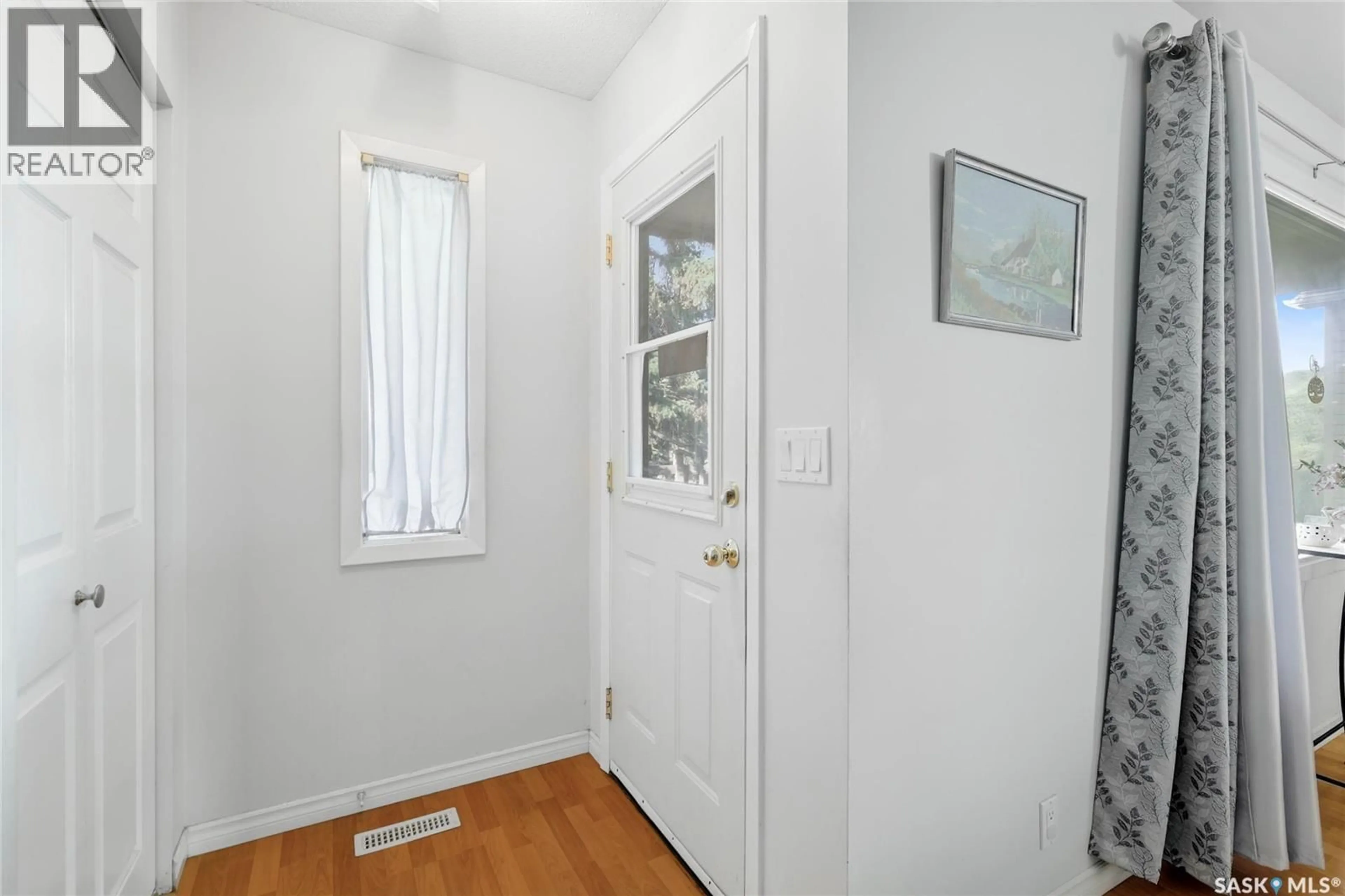 Indoor entryway for 135 BROADWAY AVENUE, Regina Saskatchewan S4N1B2