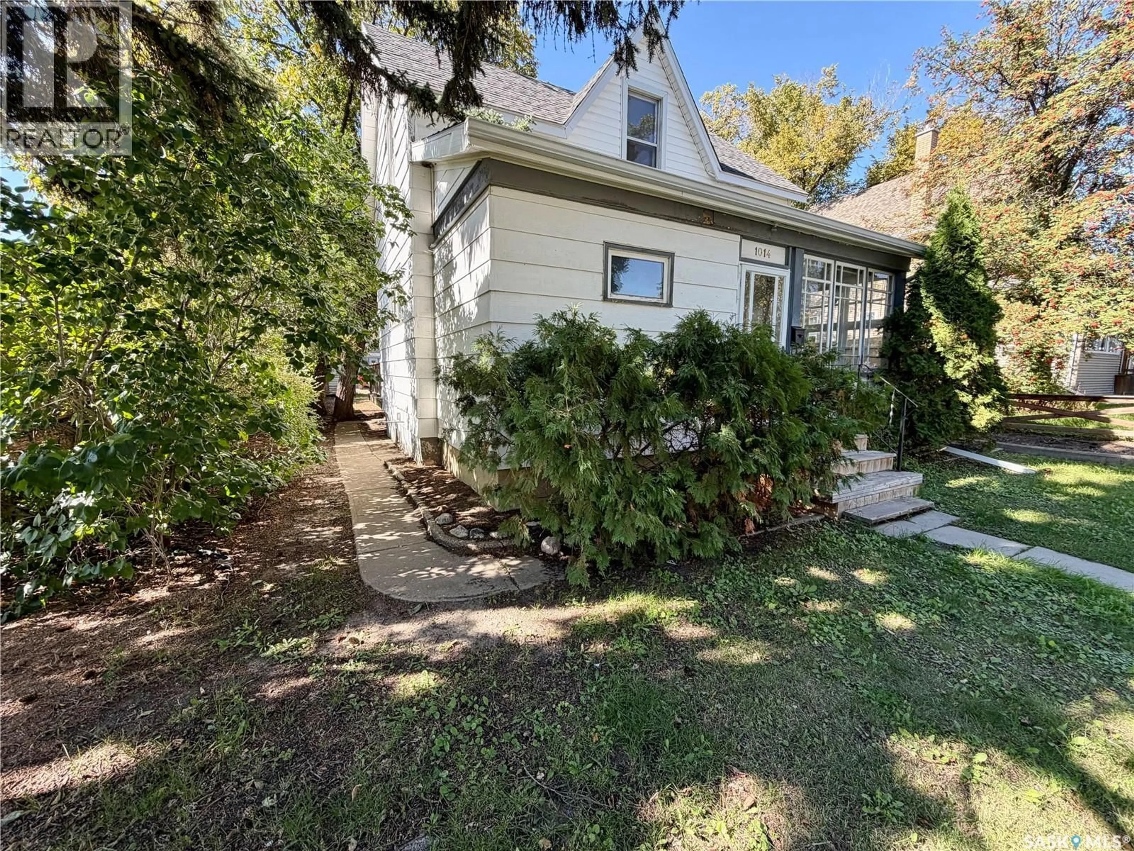 A pic from outside/outdoor area/front of a property/back of a property/a pic from drone, street for 1014 6TH AVENUE, Moose Jaw Saskatchewan S6H0W2