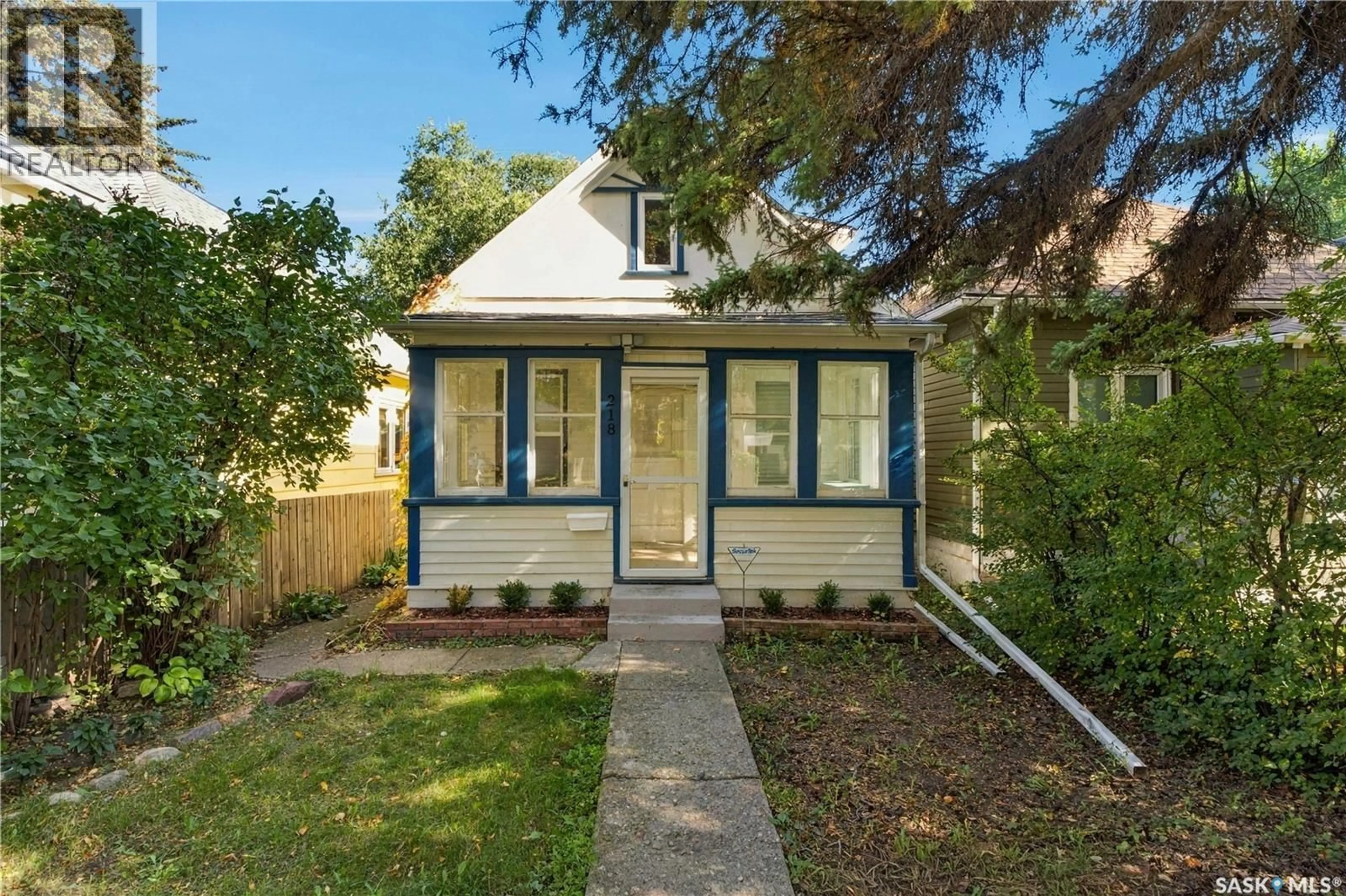 Home with vinyl exterior material, street for 218 G AVENUE, Saskatoon Saskatchewan S7L1Z1