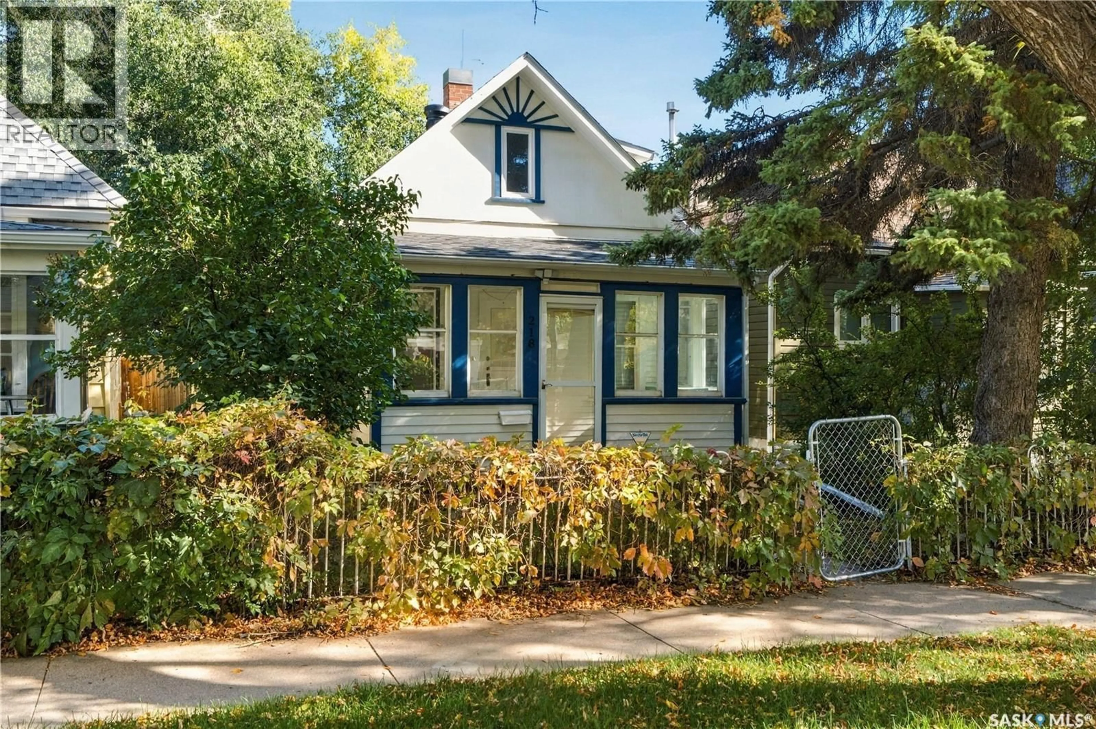 Home with vinyl exterior material, street for 218 G AVENUE, Saskatoon Saskatchewan S7L1Z1