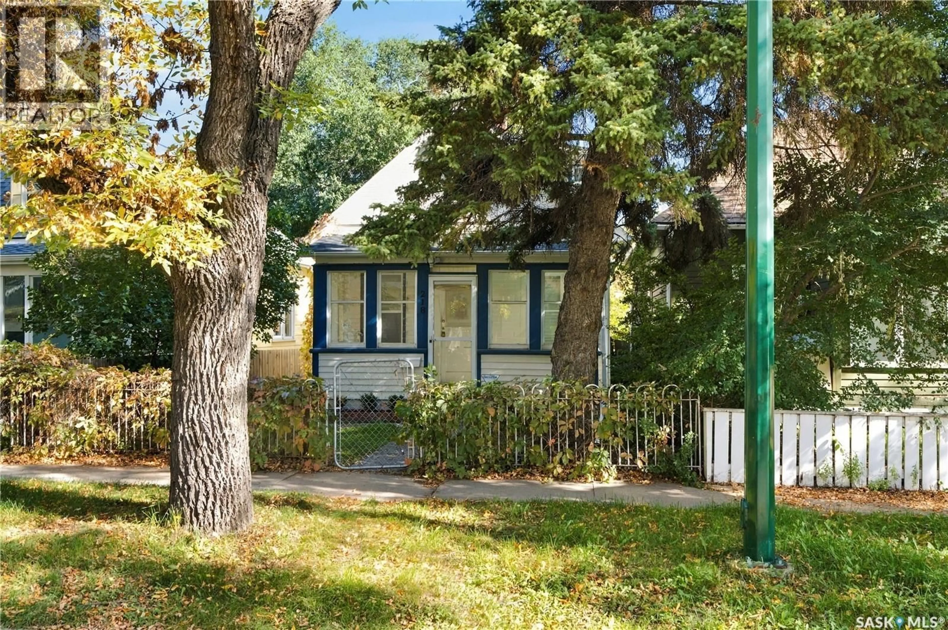 Home with vinyl exterior material, street for 218 G AVENUE, Saskatoon Saskatchewan S7L1Z1