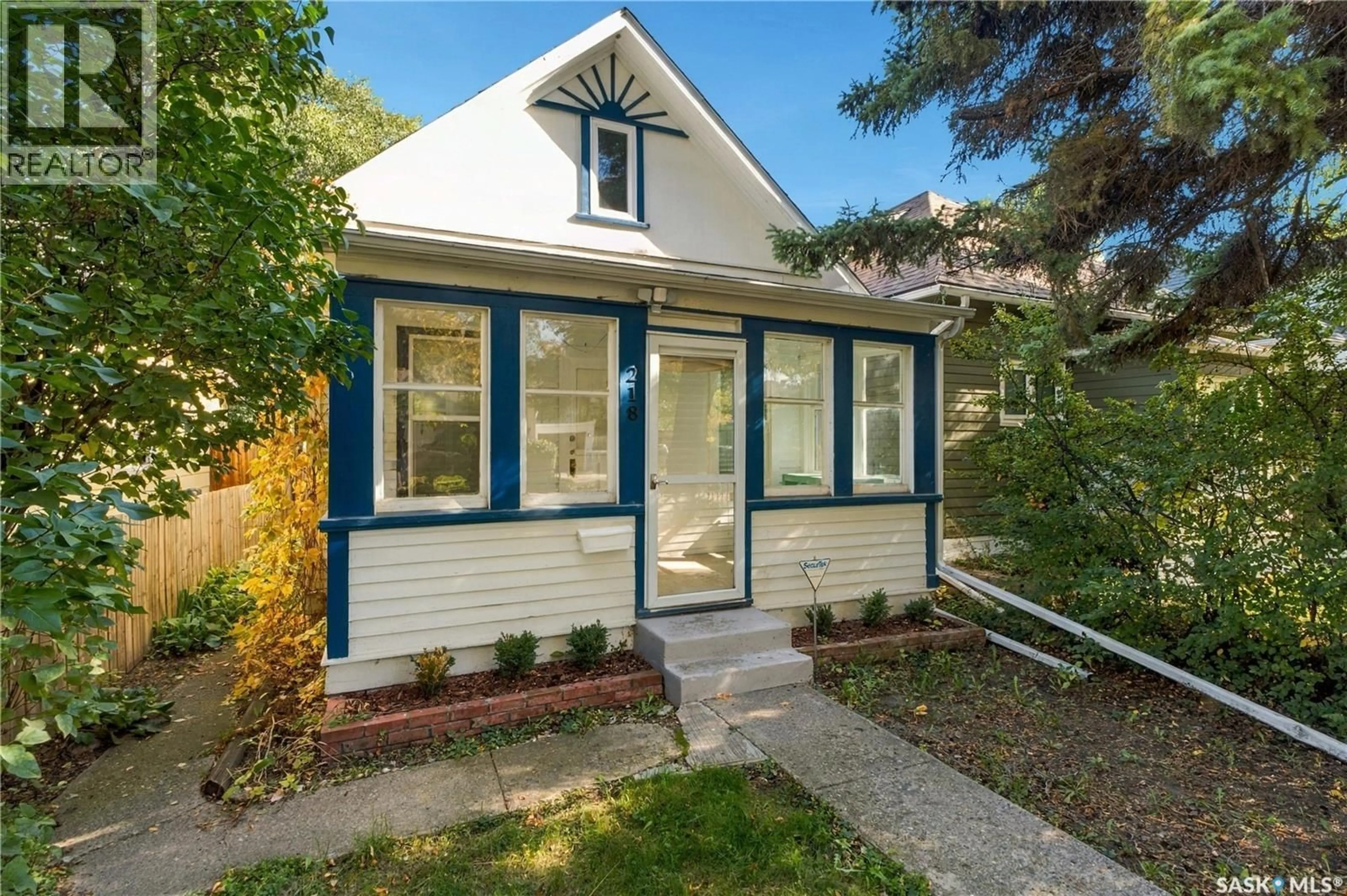 Home with vinyl exterior material, street for 218 G AVENUE, Saskatoon Saskatchewan S7L1Z1