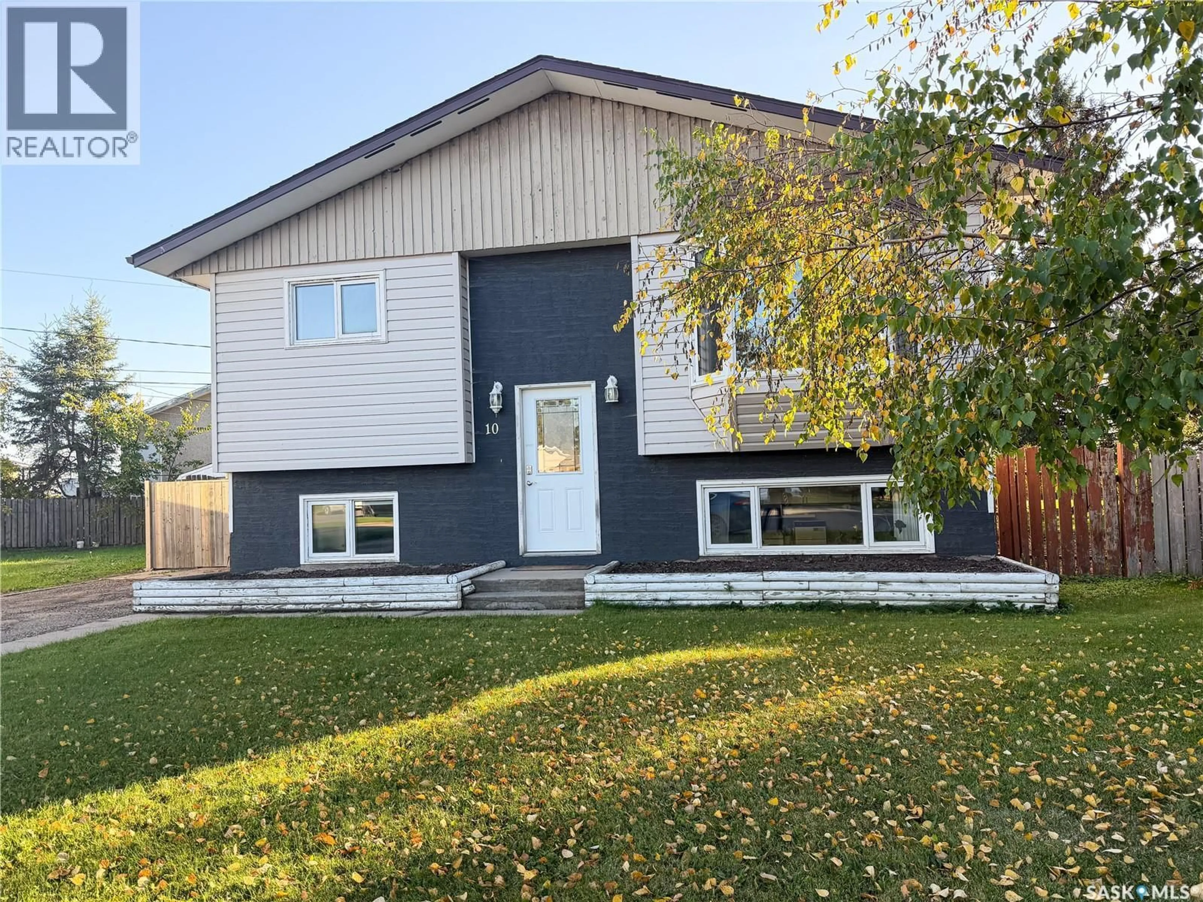 Home with vinyl exterior material, street for 10 EVANS PLACE, Meadow Lake Saskatchewan S9X1A4