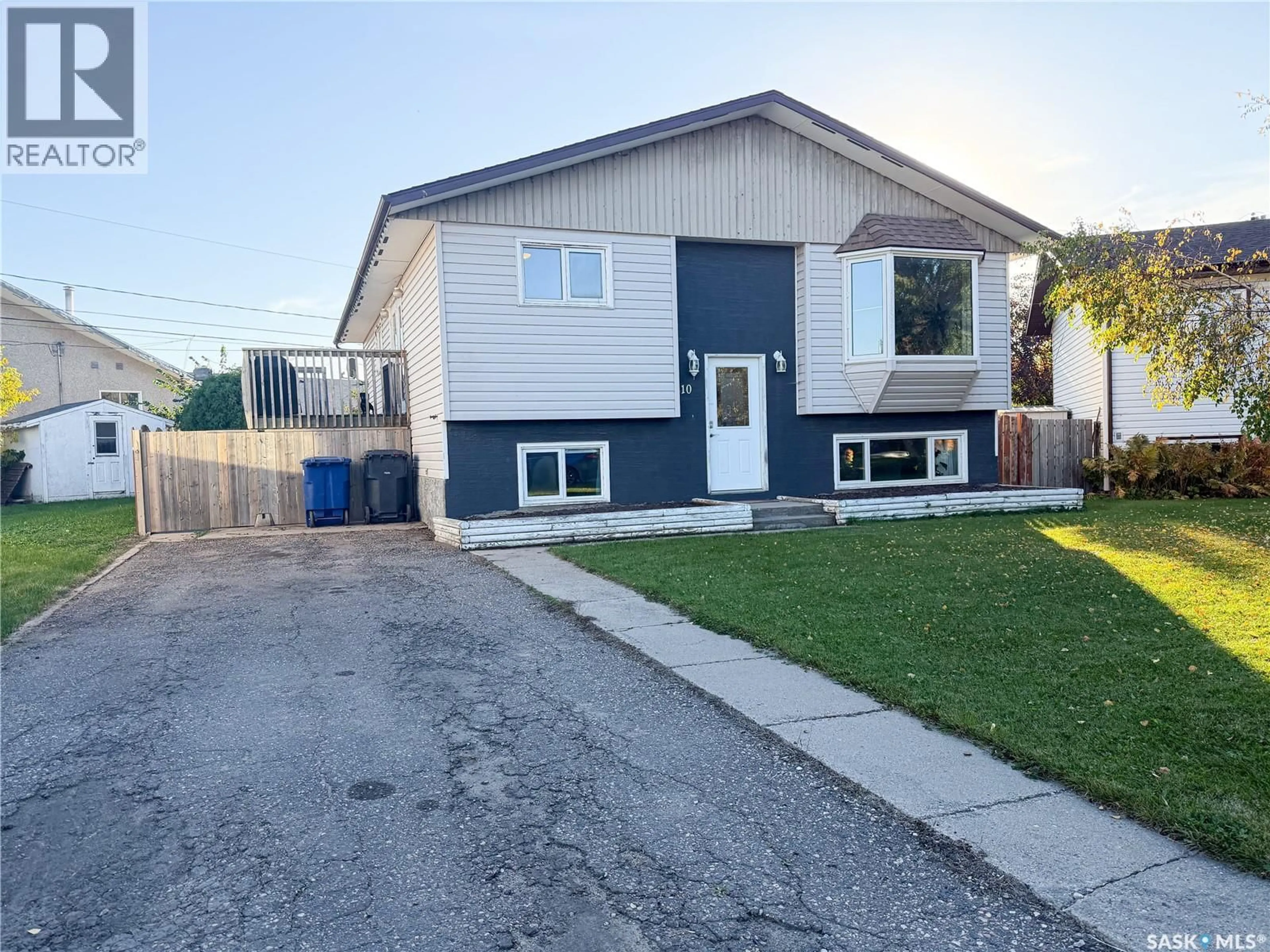 Home with vinyl exterior material, street for 10 EVANS PLACE, Meadow Lake Saskatchewan S9X1A4