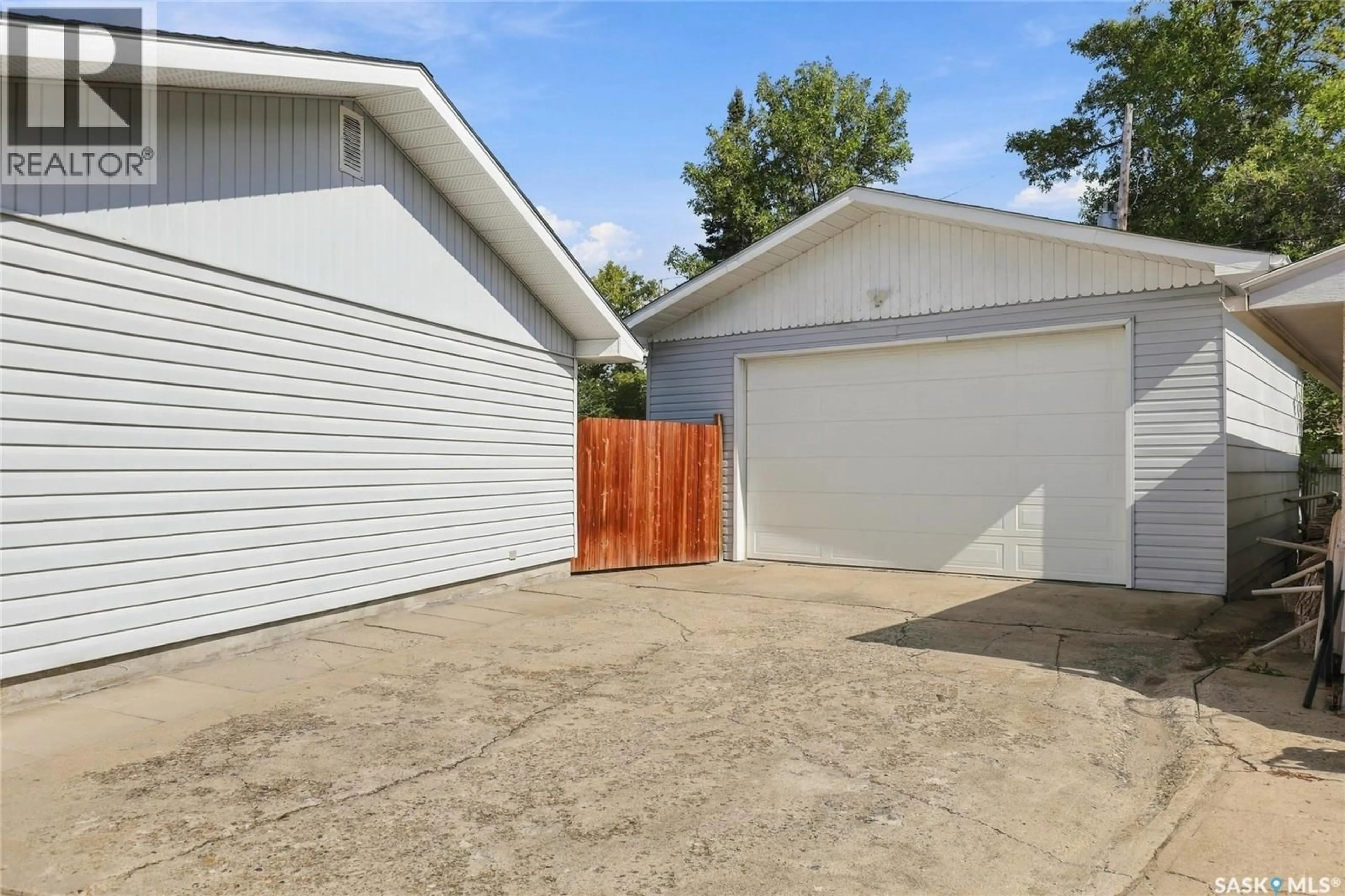 Indoor garage for 19 SAMPSON PLACE, Regina Saskatchewan S4R4R5