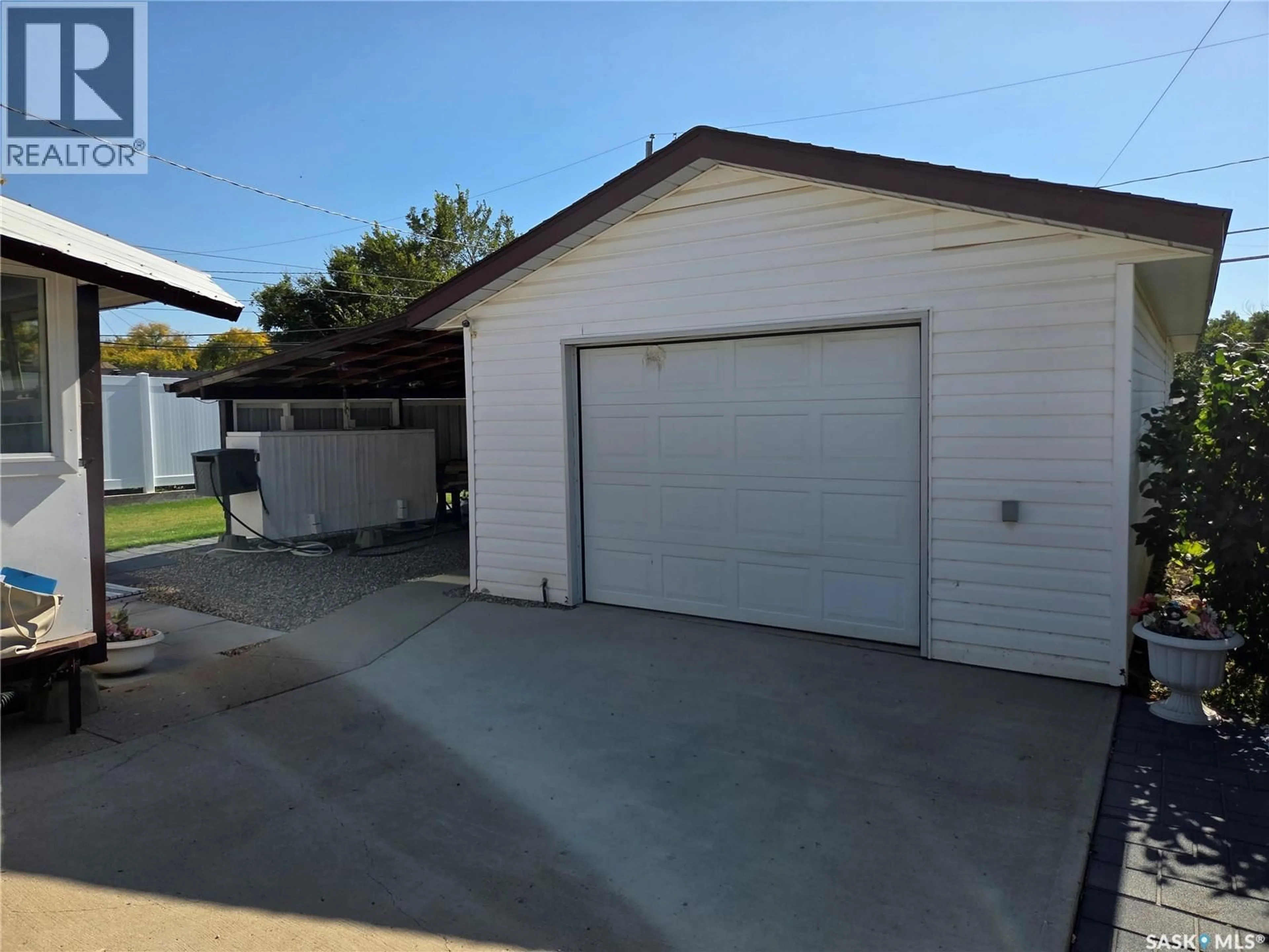 Indoor garage for 817 STADACONA STREET, Moose Jaw Saskatchewan S6H0K5