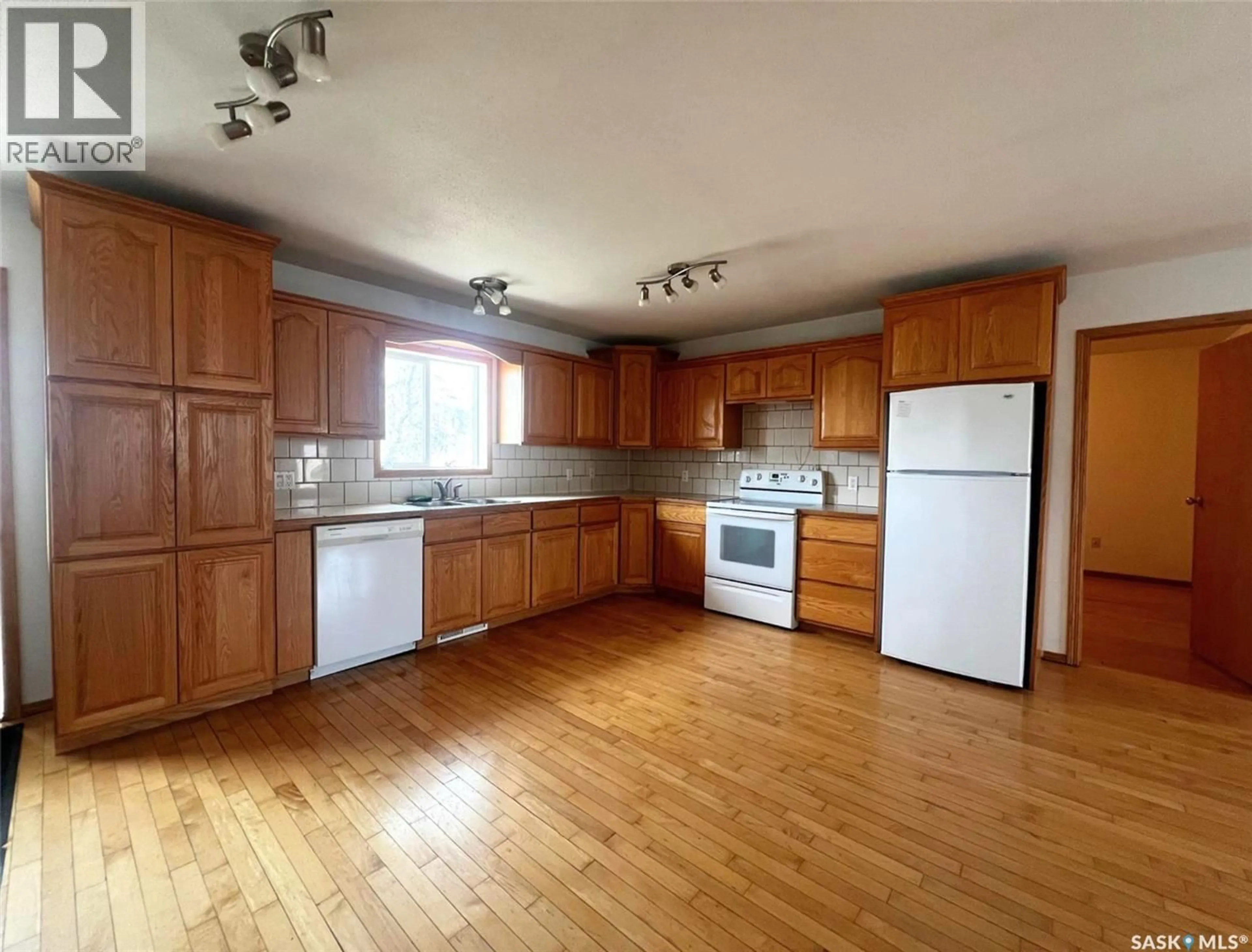 Standard kitchen, wood/laminate floor for 349 10TH AVENUE, Swift Current Saskatchewan S9H1P1