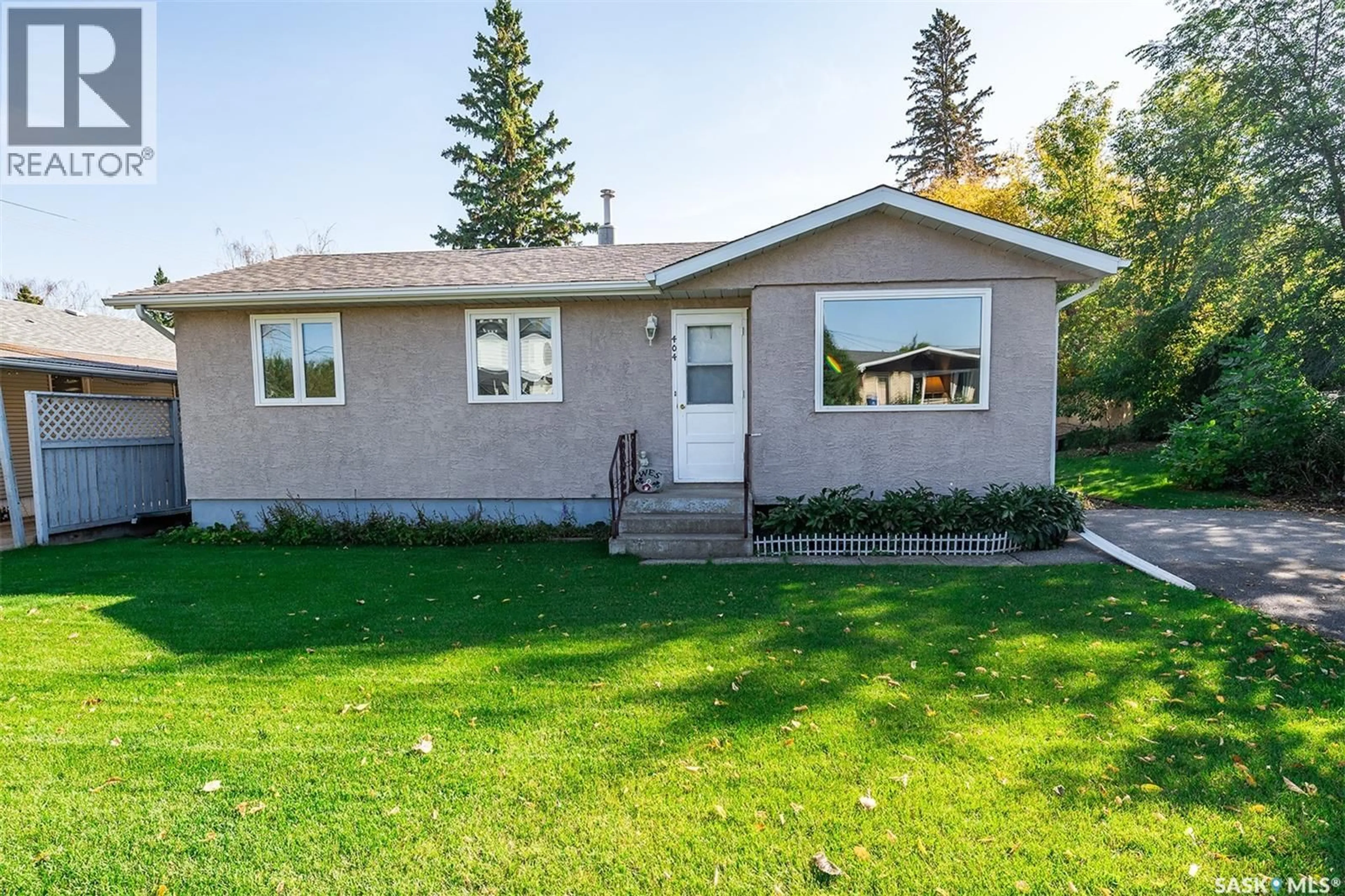Home with vinyl exterior material, street for 404 6TH STREET, Wynyard Saskatchewan S0A4T0