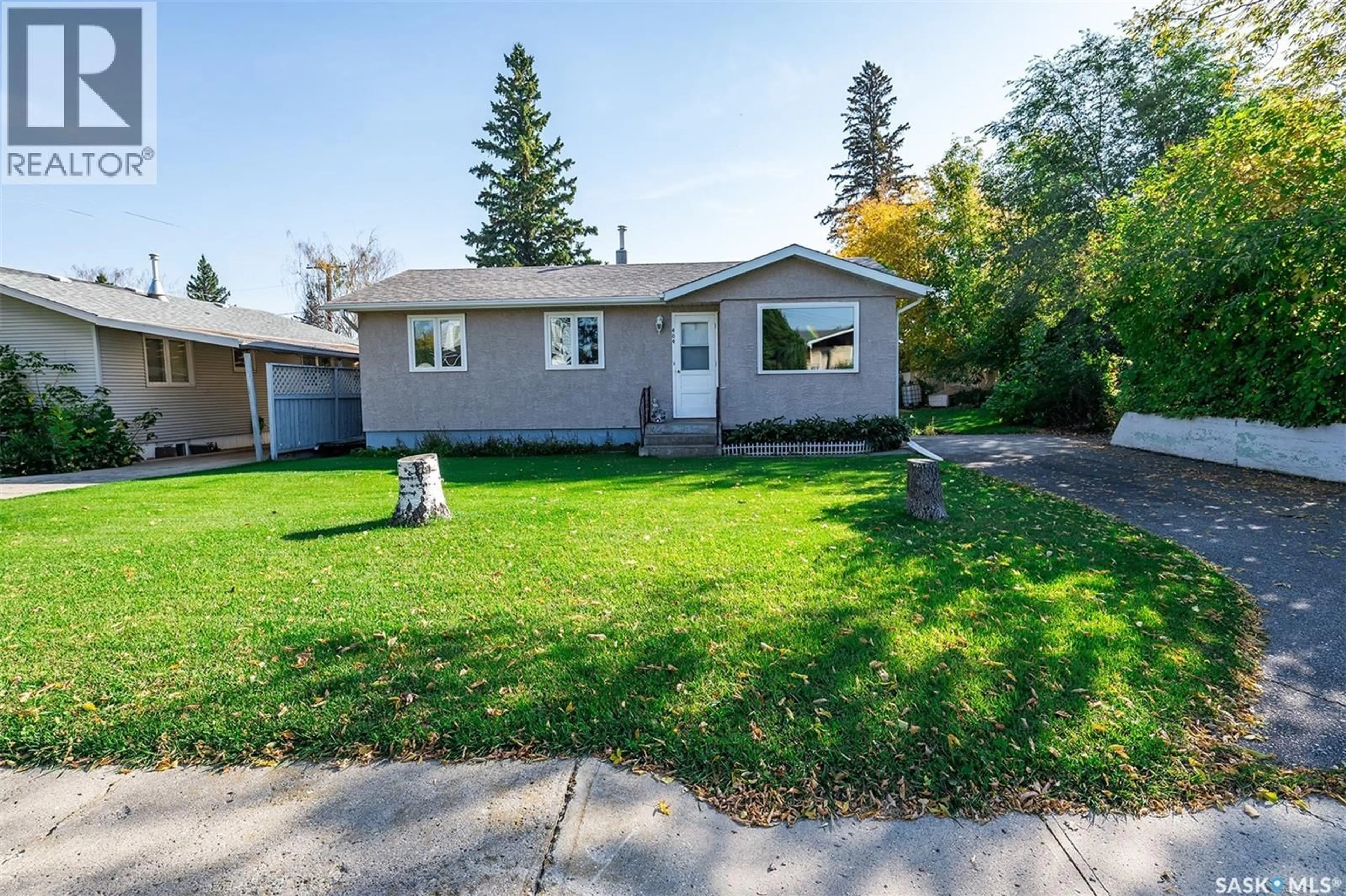 Home with vinyl exterior material, street for 404 6TH STREET, Wynyard Saskatchewan S0A4T0