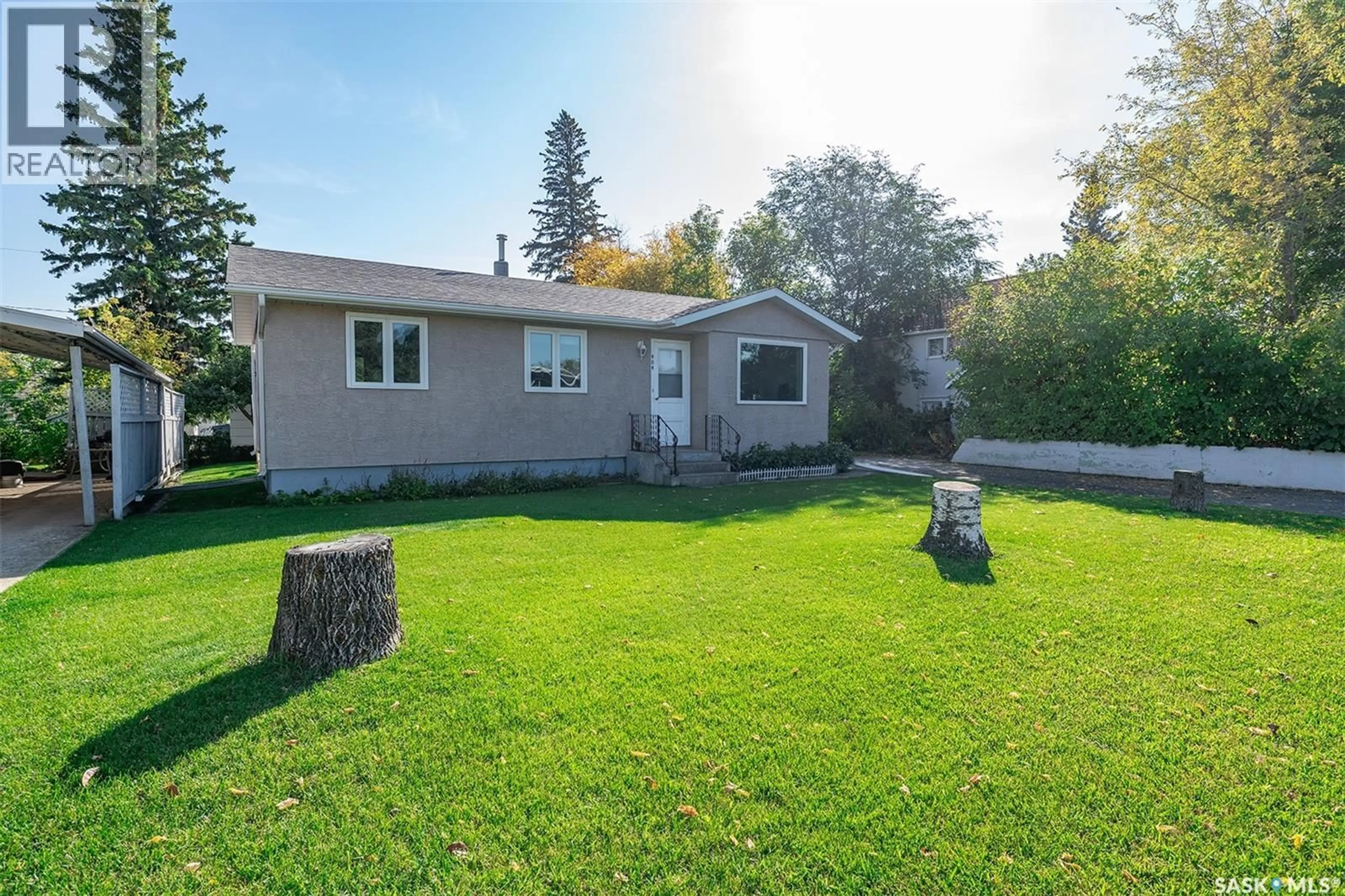 A pic from outside/outdoor area/front of a property/back of a property/a pic from drone, street for 404 6TH STREET, Wynyard Saskatchewan S0A4T0