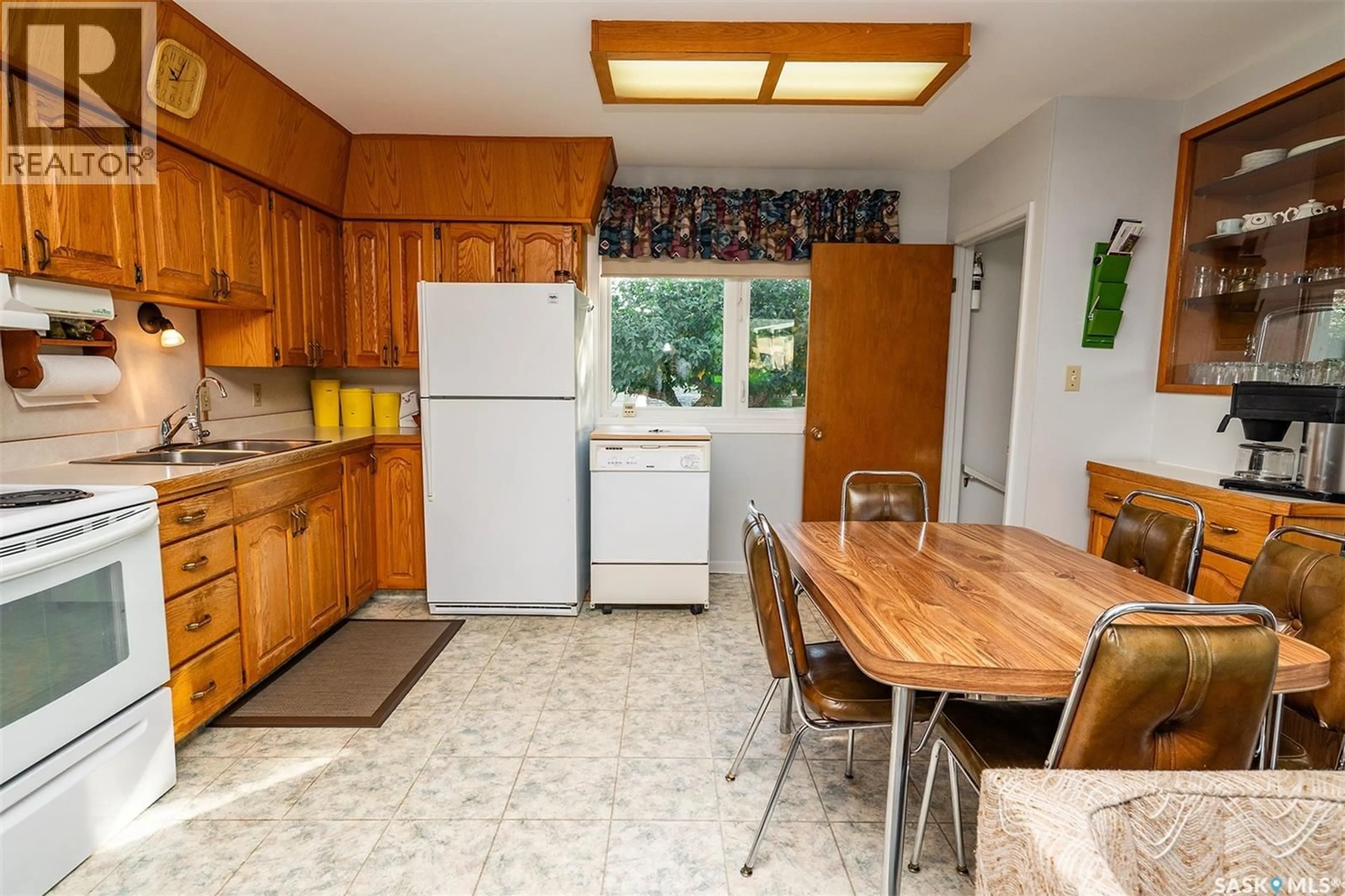 Standard kitchen, unknown for 404 6TH STREET, Wynyard Saskatchewan S0A4T0