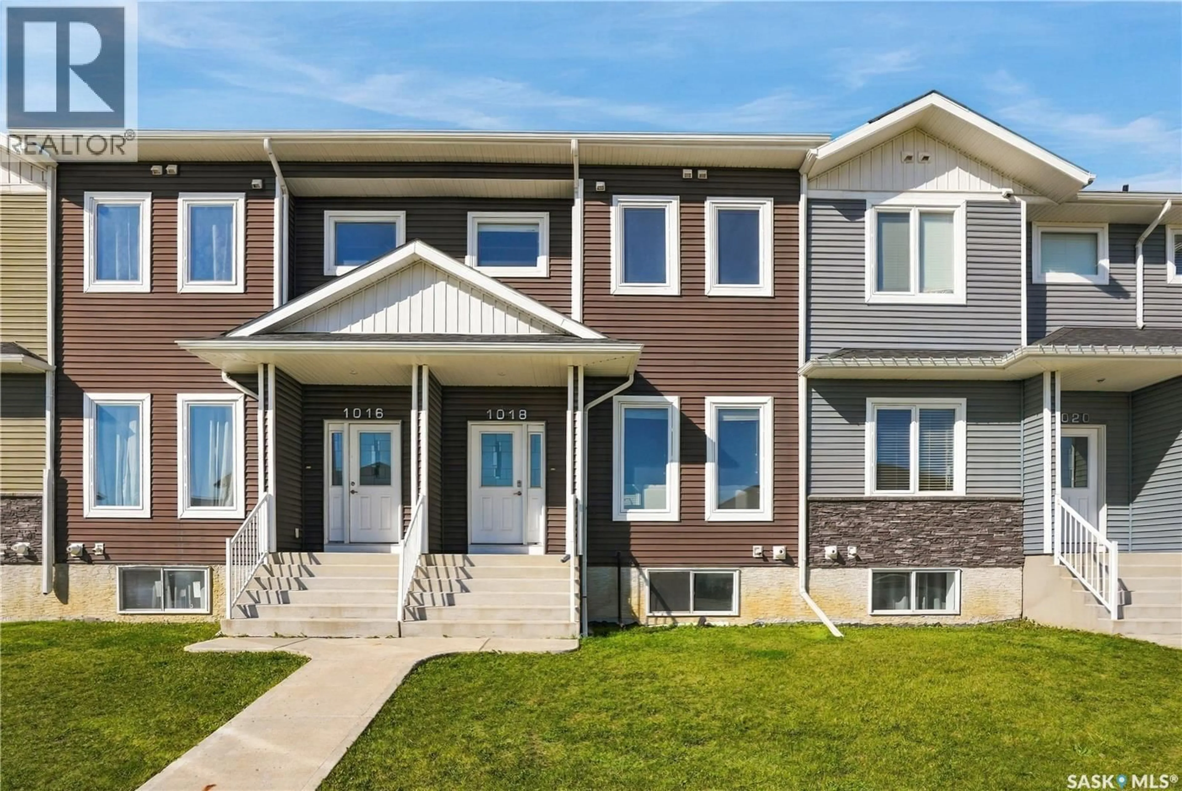 Home with vinyl exterior material, street for 1018 EVERGREEN BOULEVARD, Saskatoon Saskatchewan S7S1N1