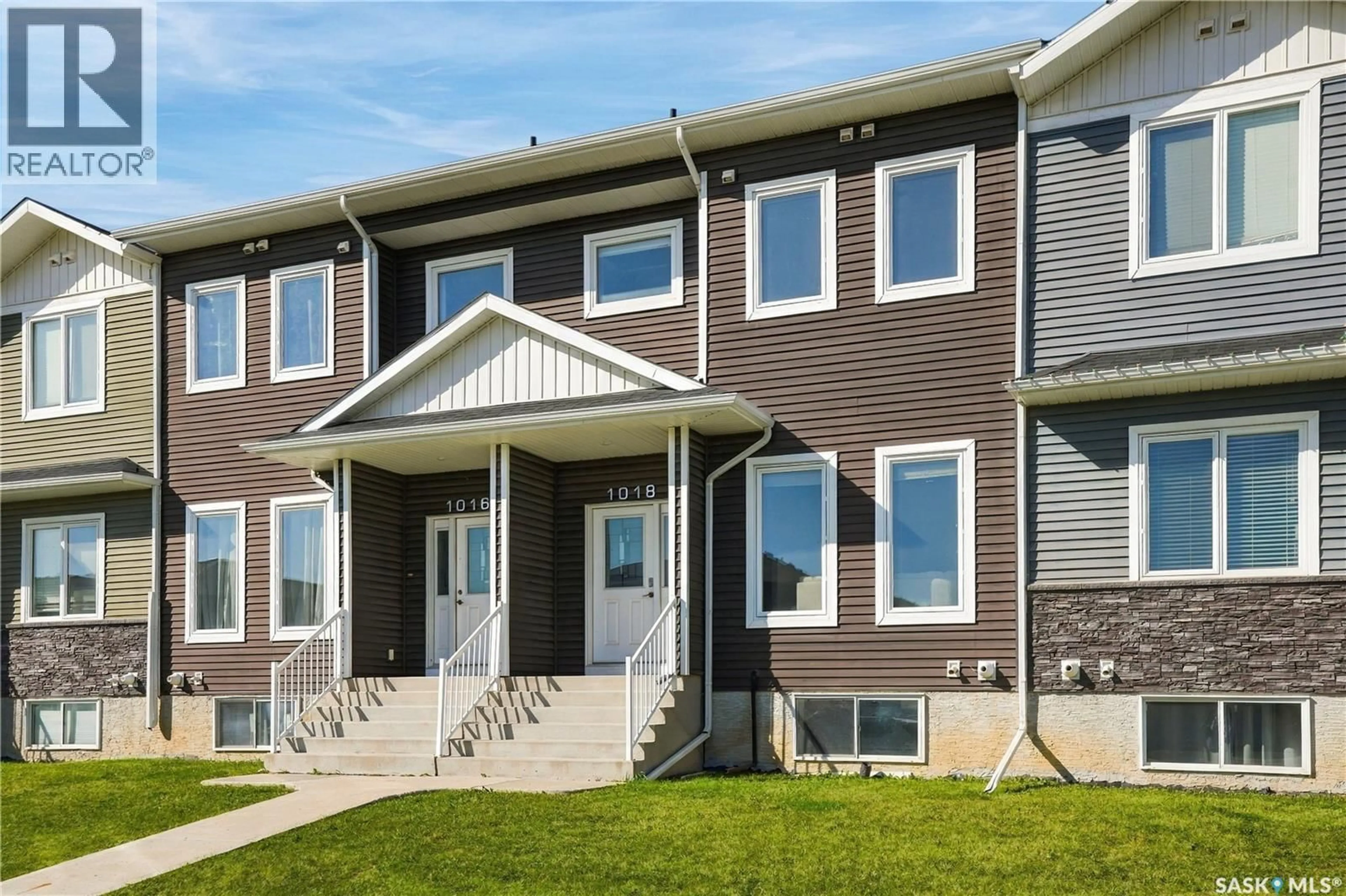 Home with vinyl exterior material, street for 1018 EVERGREEN BOULEVARD, Saskatoon Saskatchewan S7S1N1