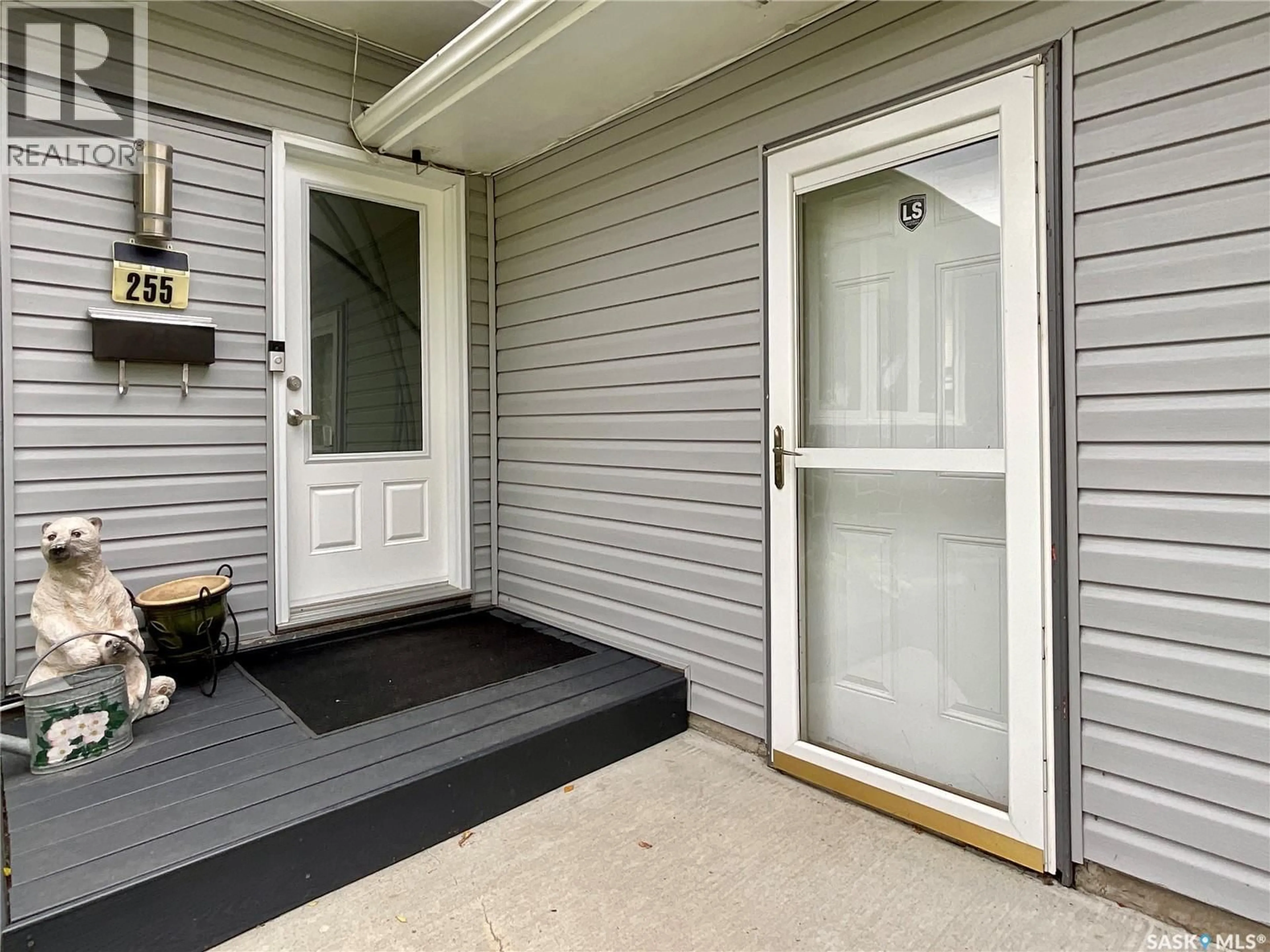 Indoor entryway for 255 LITZENBERGER CRESCENT, Regina Saskatchewan S4R7A2