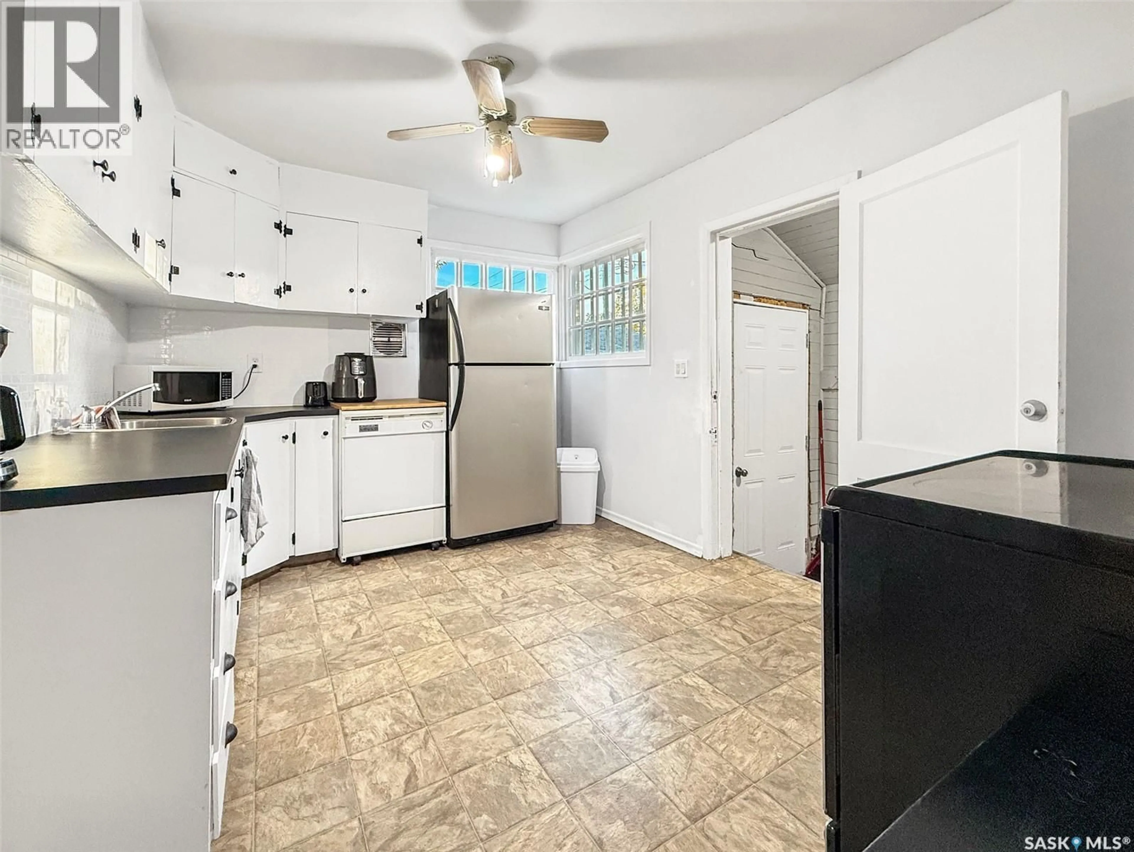 Standard kitchen, unknown for 352 2ND AVENUE, Swift Current Saskatchewan S9H2E1