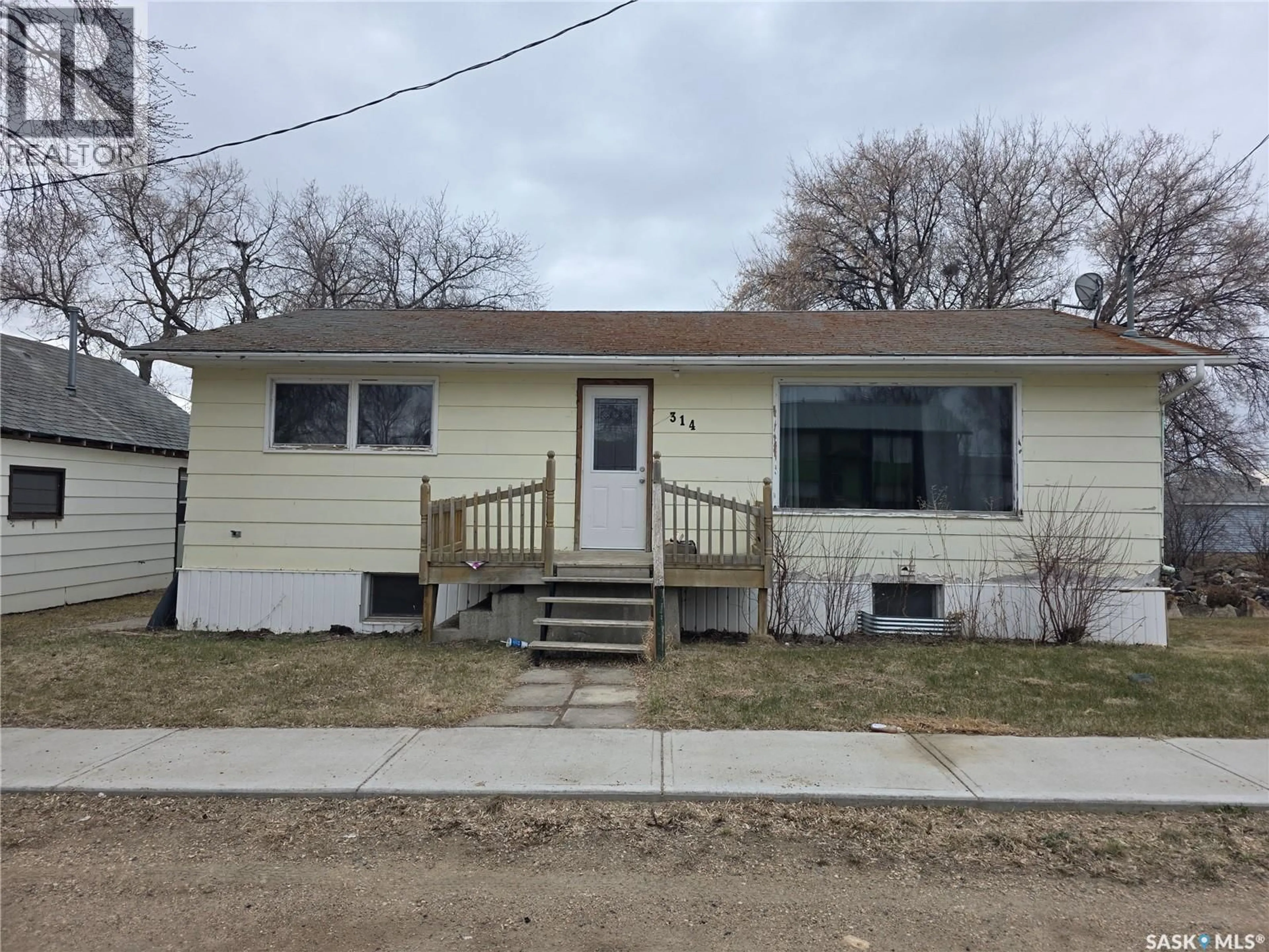 Home with vinyl exterior material, street for 314 2ND AVENUE, Young Saskatchewan S0K4Y0