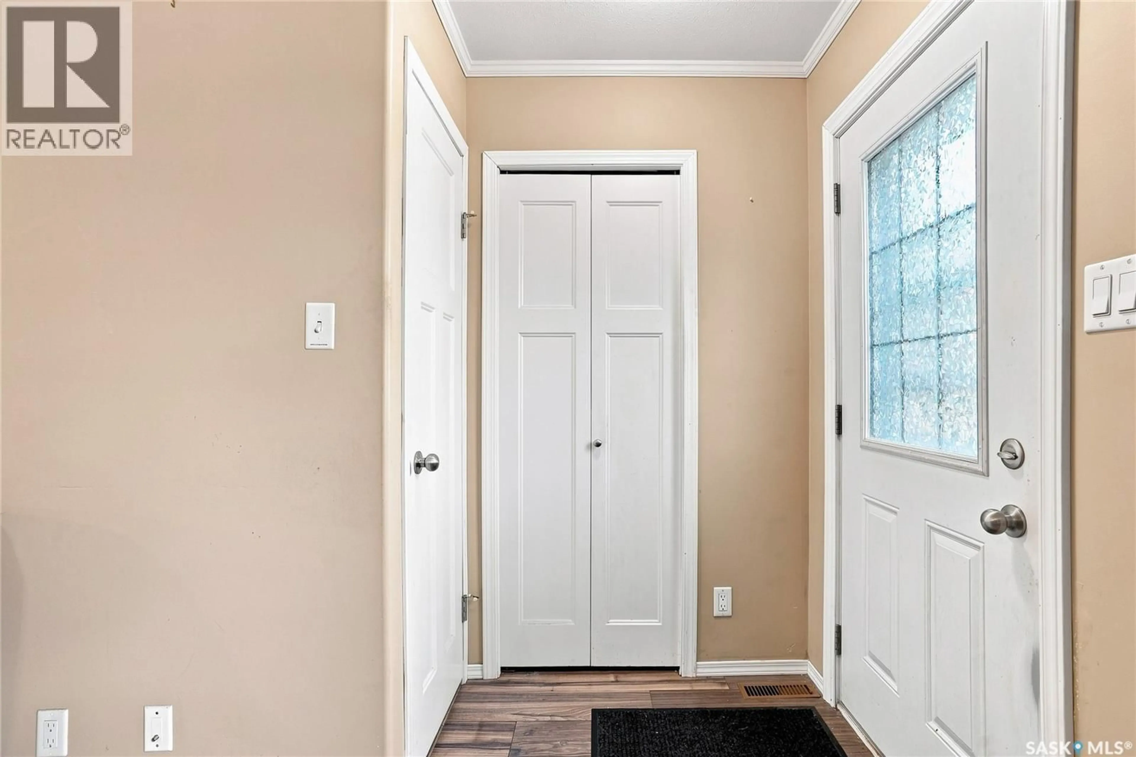 Indoor entryway for 107 - 1022 HAMPTON CIRCLE, Saskatoon Saskatchewan S7R0K3