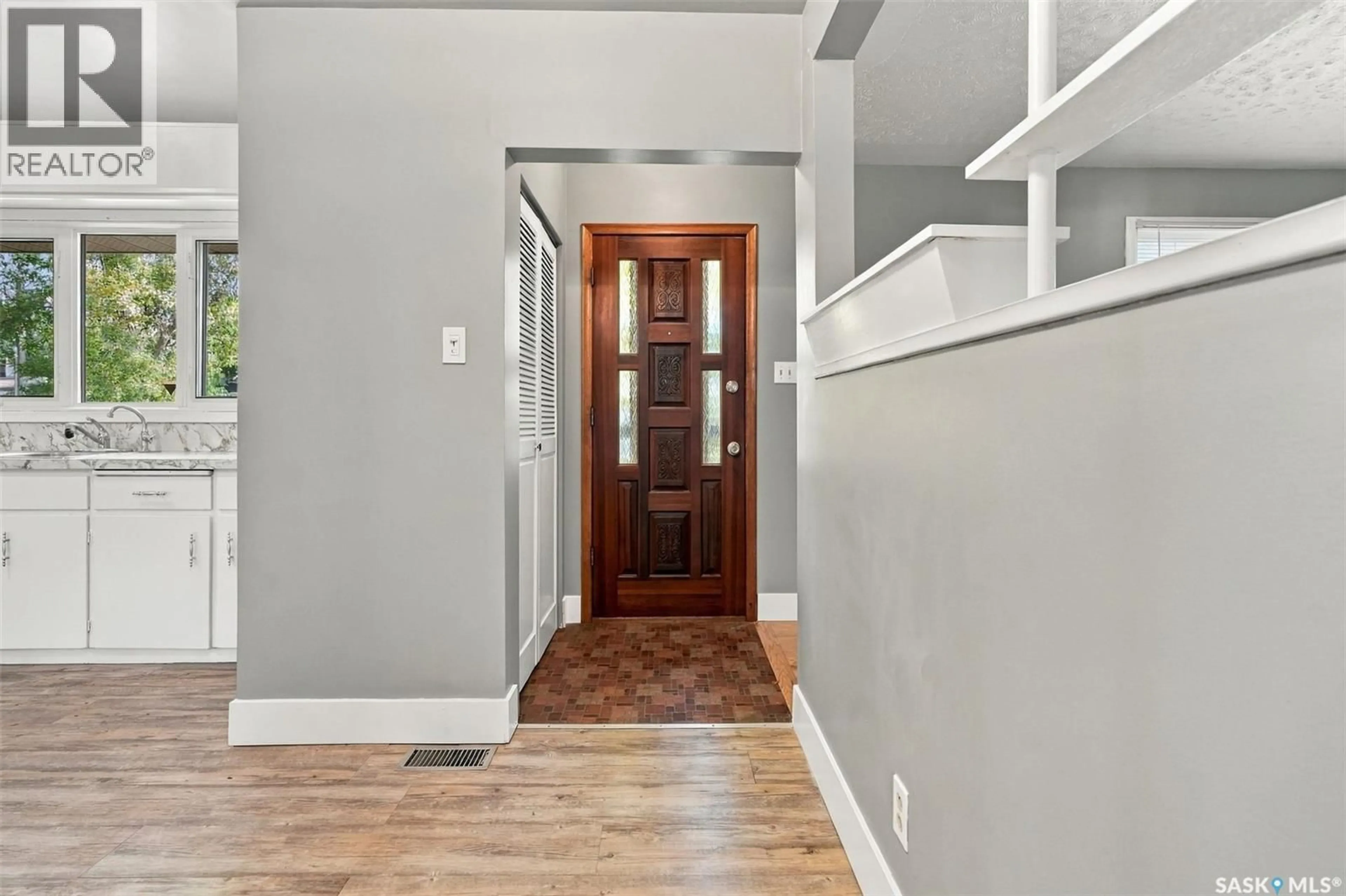 Indoor entryway for 10 OTTAWA PLACE, Regina Saskatchewan S4R2V7